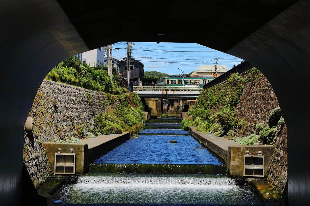 江の島・鎌倉 ナビのインスタグラム：「七里ガ浜 行合橋  橋を通して見る夏空と江ノ電は より鮮やかに、輝いて見えました。  ※こちらは過去に撮影した写真です。  #七里ガ浜 #七里ヶ浜 #行合橋 #江ノ島 #江の島 #鎌倉 #江の島鎌倉 #江ノ電 #enoden #enoshima #kamakura #enoshimakamakura #kanagawa #japan #絵はがきになる日常を   Webサイト「江の島・鎌倉ナビ」でもいつ訪れても楽しめる江の島・鎌倉の魅力をたっぷりお伝えしています♪プロフィール欄のURLよりアクセスください☺ @enokama」