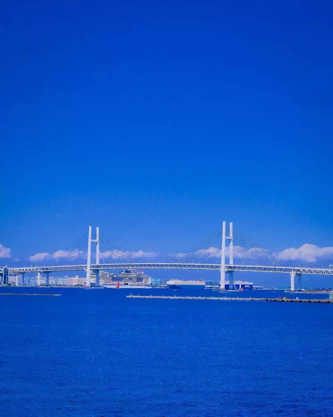 横浜市のインスタグラム：「Yokohama blue views from Yamashita Park 🌉 Photo: @dmc_g6  #myyokohama   #yokohama #darlingescapes #beautifuldestinations #artofvisuals #somewheremagazine #discoverglobe #travelawesome #passionpassport #lovejapan #explorejapan #japanlife #japanfocus #japan_vacations #japanrevealed #よこはま #ヨコハマ #横浜」