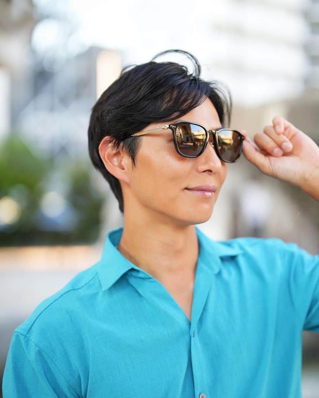 友永真也のインスタグラム：「#dunhilleyewearのカッコ良いサングラスをGETしました🕶️☀️ 真夏はサングラスをして目を労ってあげましょう😉  ダンヒルが創立130周年を記念する2023年春夏アイウェアコレクションを発表しました！ 今回僕が装着している以外にも沢山種類があるので是非ご覧下さい😄  @dunhill #dunhillEyewear #ad」