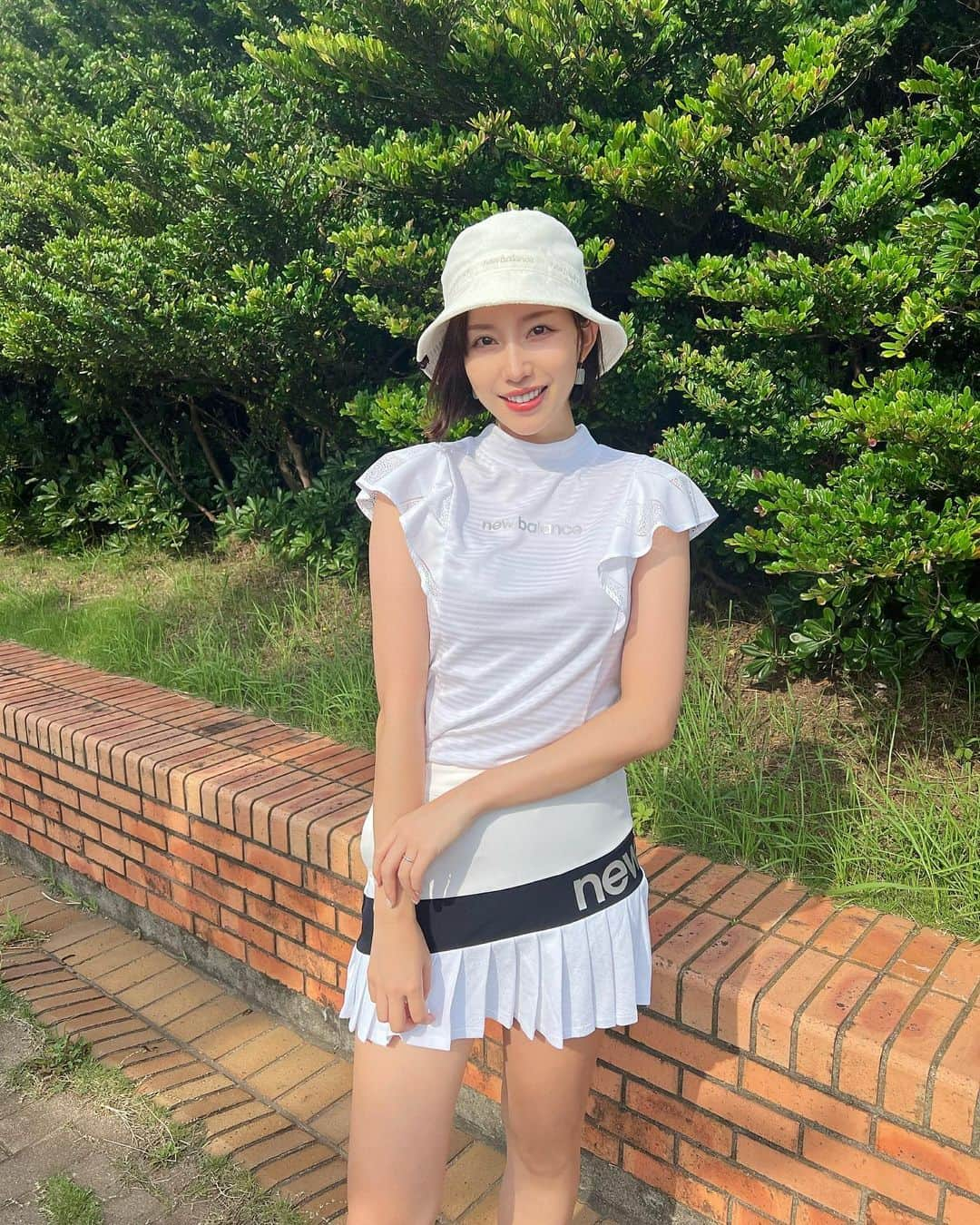 中島亜莉沙のインスタグラム：「夏ゴルフデートで着たい ホワイトコーデ🤍 全身 @newbalancegolf_japan   トップスは袖のフリルが可愛く 通気性もあるデザイン！  スカートは半分プリーツになっていて スイングすると程よくふわっとなるよ🌼 安心して下さい、インナー付いてます。  ソックスは普通に履いただけで ルーズソックス風になって可愛い♡  #newbalance #newbalancegolf #ニューバランス #ニューバランスゴルフ #ホワイトコーデ #夏ゴルフ #ゴルフ #ゴルフウェア #ゴルフコーデ #スポーツウェア #ゴルフ女子 #スポーツ女子 #コーデ紹介 #夏コーデ #golf #골프　#골프여자　#尔夫球 #高尔夫」