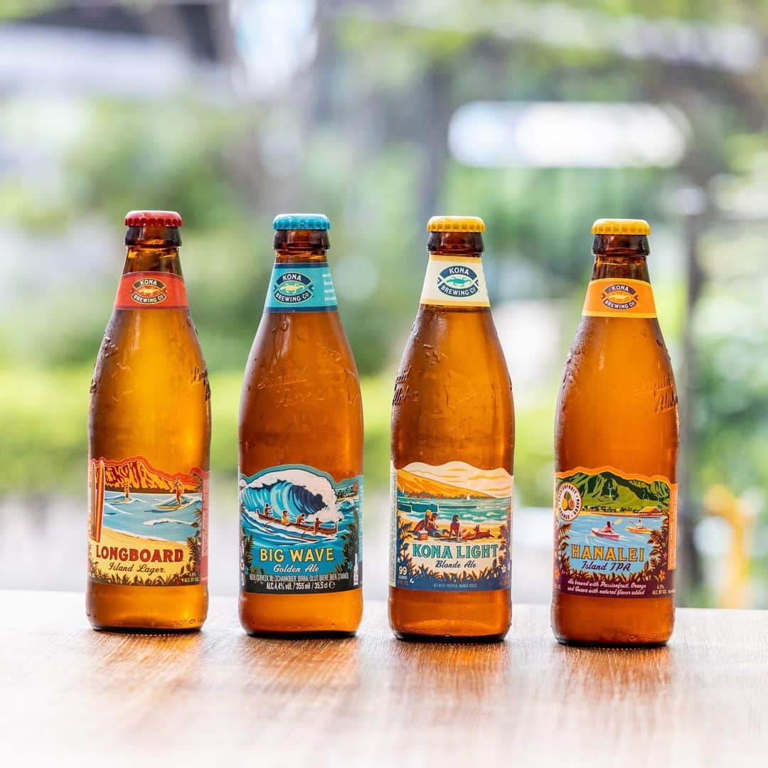 のインスタグラム：「ハワイNo. 1クラフトビール「コナビール」 それぞれの特徴をご紹介🏄🏼‍♀️  🍺ビッグウェーブ ハワイのビールといえばコレ！人気No. 1のビール。ハワイを感じる爽やかでフルーティーな香り。  🍺ロングボード コナビール唯一のラガー！すっきりしたクセのない飲みやすさ。  🍺ハナレイ 栓を開ければそこはハワイ！3種のトロピカルフルーツが入った南国感あふれるビール。  🍺コナライト 低アルコール&低カロリー！ほんのり香るマンゴーと爽やかな飲み口。  好みのコナビールを探してみてね🌞  @alohatable_waikiki  #アロハテーブル #alohatable  #ハワイ #hawaii #ハワイ好き #ハワイナンバーワンロコモコ  #ハワイ好きな人と繋がりたい  #カフェ部 #カフェ巡り#テラス席があるお店 #zetton #コナビール #飲み比べ #クラフトビール #仙台カフェ #大宮カフェ #代官山カフェ #中目黒カフェ #飯田橋カフェ #大崎カフェ #豊洲カフェ #横浜カフェ #みなとみらいカフェ #湘南カフェ #海老名カフェ #千葉カフェ #金山カフェ #星が丘カフェ #天王寺カフェ」