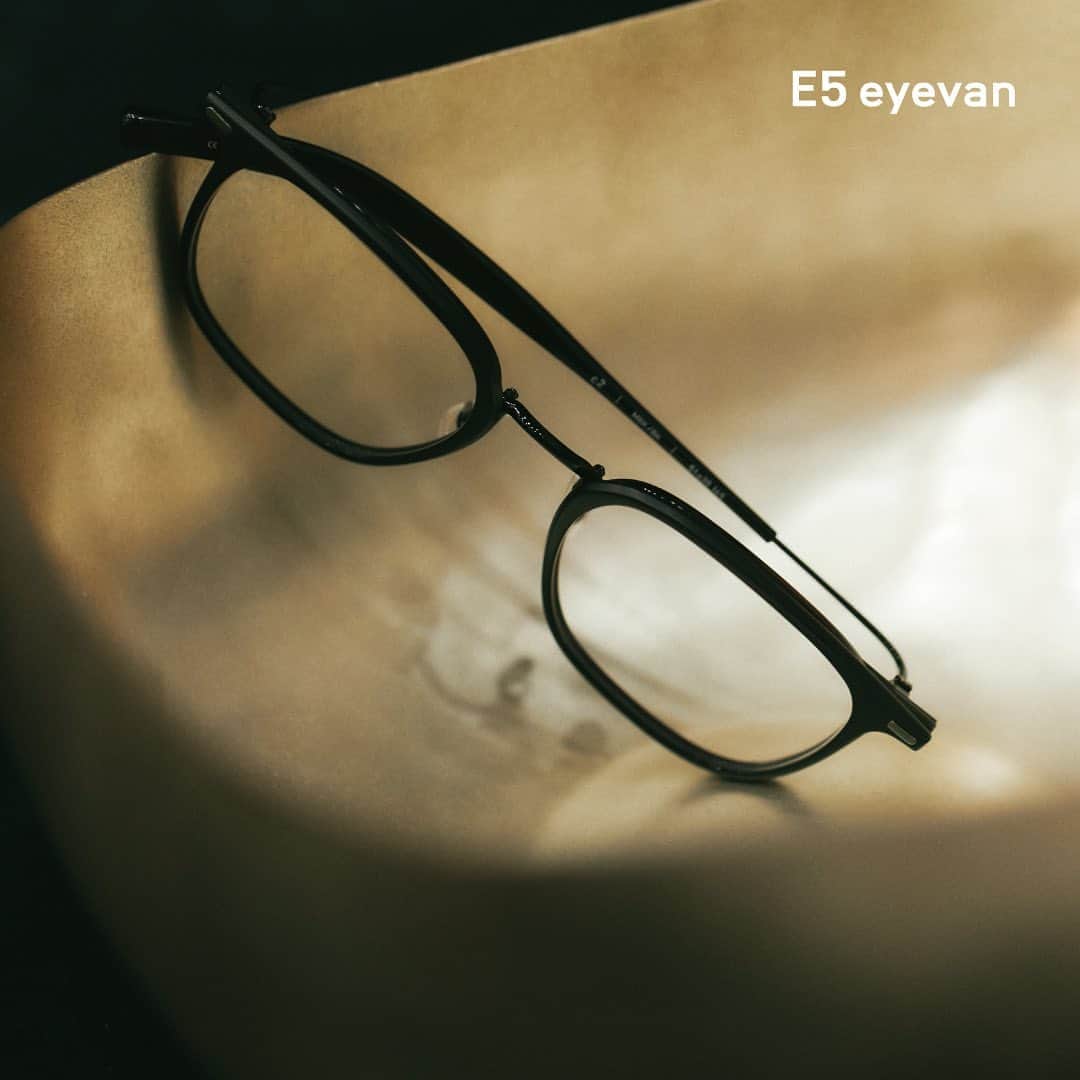 アイヴァン 7285のインスタグラム：「. #E5eyevan . 2023AW Campaign image Model:c2  #E5 #formfollowsroleandpurpose」