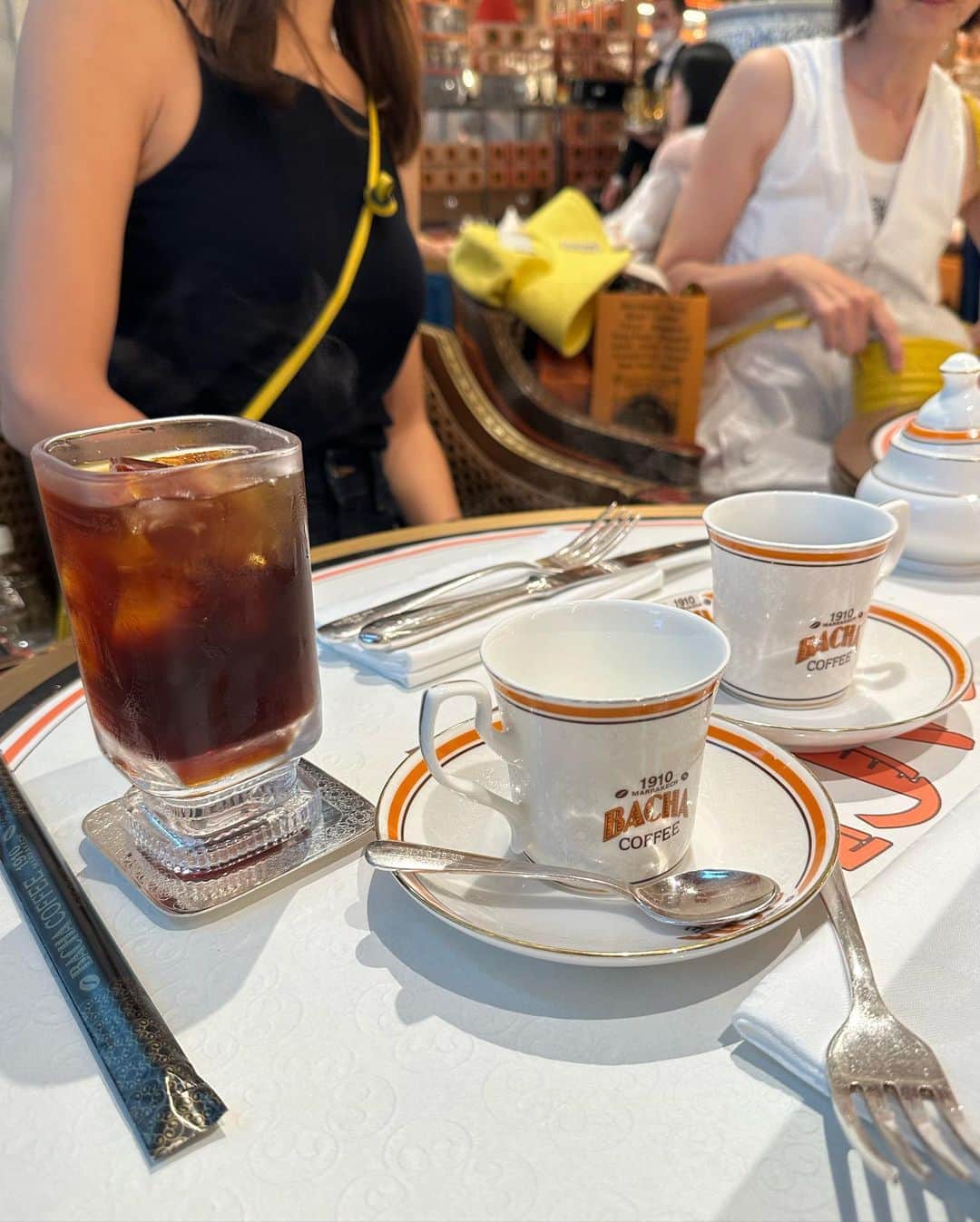 小西翼さんのインスタグラム写真 - (小西翼Instagram)「. モロッコ発祥のコーヒーショップ☕️✨ @bachacoffee とにかく店内可愛すぎ。  はぁちゃんけいたが連れてってくれた🤍  人気だから並んでました！  ブラックコーヒーが苦手な 私でも美味しく頂けた🤤✨ またいったら絶対行きたいコーヒーショップ。  #シンガポール旅行#コーヒー #bachacoffe#子連れ海外 #子連れシンガポール #marinabaysands」7月28日 18時00分 - tucha_k