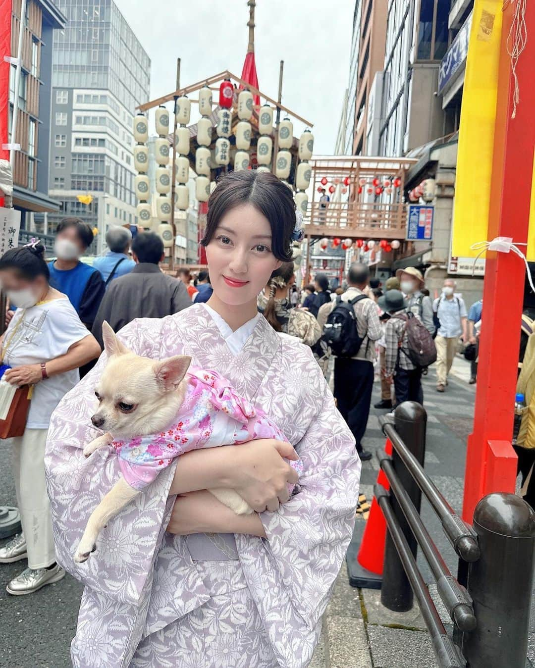 松原伊予菜のインスタグラム：「'  10年以上ぶりの祇園祭〜🏮"  前日に行ったから人混みも少なくて 風吹いてて涼しめな日でよかったぁ👒☺️🎐  ちゃみと浴衣で行けていい思い出になりました👘📝🩵  #祇園祭#祇園祭り#京都#kyoto#お祭り#祭り#夏祭り #浴衣#夏着物#犬浴衣#和服#和装#着物#浴衣ヘア#浴衣コーデ」