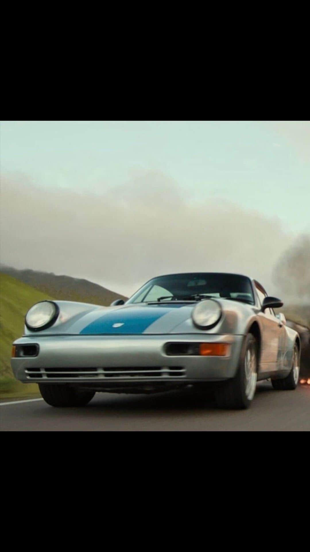 Porsche Japanのインスタグラム：「ギアを上げて地球消滅の危機に立ち向かう。 ポルシェ 911 カレラ RS 3.8がミラージュにトランスフォームし、シリーズ史上最高の胸熱展開をみせます。 映画 “トランスフォーマー/ビースト覚醒” 8月4日 (金) 劇場公開。  #トランスフォーマー #ビースト覚醒  #ポルシェ #Porsche #Transformer #911Carrera」