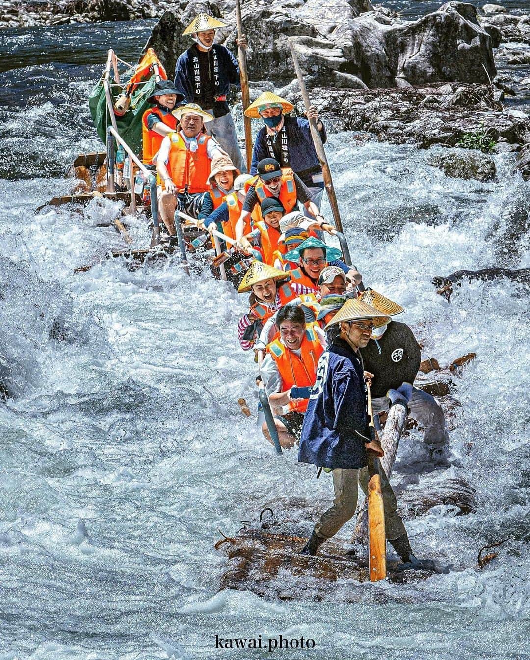 Visit Wakayamaのインスタグラム：「.  Here’s a thrilling way to cool down in summer! Take a traditional log raft down the Kitayama-gawa River.  📸 @kawai.photo 📍 Kitayama-gawa River, Wakayama  . . . . . #discoverjapan #unknownjapan #instajapan #landscape #japan #japantrip #japantravel #beautifuldestinations #wakayama #wakayamagram #explore #adventure #visitwakayama #travelsoon #visitjapan #travelgram #stayadventurous #igpassport #explorejapan #lonelyplanet #sustainabletravel #bucketlist #roadslesstraveled #lografting #rafting #summerinjapan #culturalheritage #kitayama #thrillseekers #kiipeninsula」