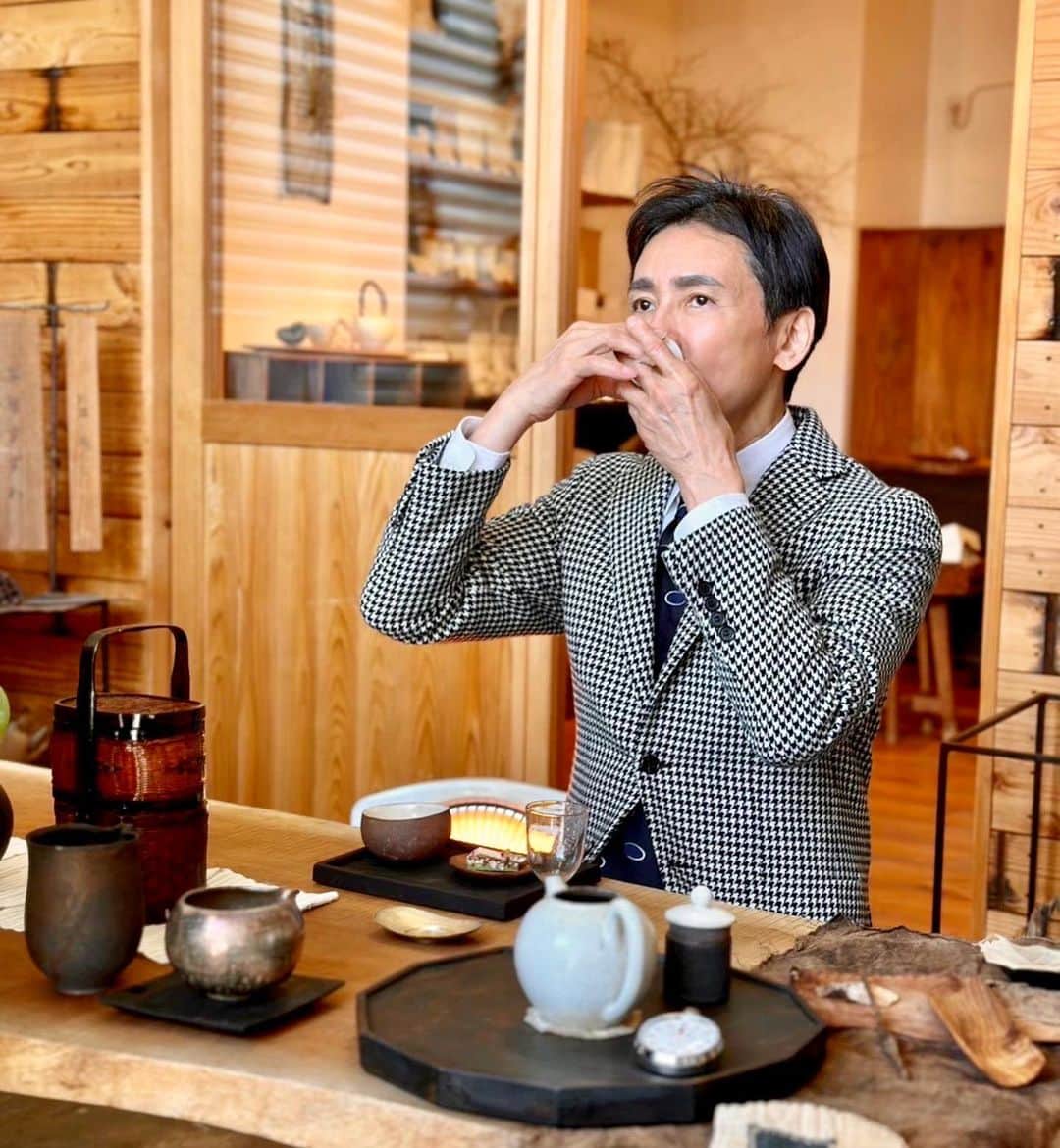 郷ひろみさんのインスタグラム写真 - (郷ひろみInstagram)「⁡ ⁡ たしか2月だったよね、ボクがプライベートで静岡へ行ったのは。実はあの日、静岡の“茶屋すずわ”さんの所へ行ってたんだよねぇ。 ⁡ ボクにとって欠かすことができない日本茶。 こだわりのお茶を求めて、とうとう辿り着いたよ‼️  茶師さんとの打ち合わせを重ね、今日までずっとあたためてきた、その名も『郷茶』🍵 このおいしさを、みんなと一緒に楽しめたら嬉しいな👍 ⁡ ⁡ My record debut was in August 1, 1972.  This August 1st, the Japanese green tea which named "Go-cha" will be released.」7月28日 18時06分 - hiromigo_official
