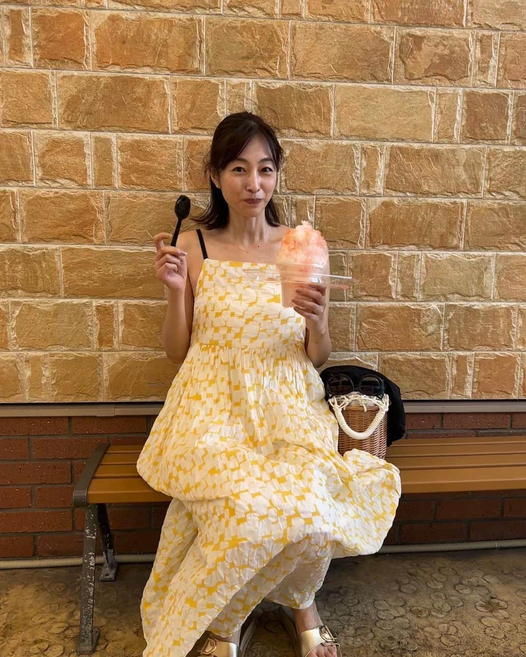 青山倫子さんのインスタグラム写真 - (青山倫子Instagram)「_ ちゃんと休憩してますか？  暑い。 本当に暑い。 負けたーと思って、エアコンのスイッチをポチッとしてしまう。 今日も負けたか、、と悔しがりながら、自分は何に頑張って、いったい何と戦っているのかといつも思う。 このルーティンが夏だなと思ったりね。  今年の夏は大好きな日陰にいても暑い。 気付くといつも日陰と冷たいものと場所を探しちゃう。 でも冷たいものばかりでも体の調子がおかしくなる。 難しいね。  体にこたえる暑さですが、体調は崩してないですか？ こまめな水分補給と休憩を忘れずに。 そして絶対に無理はしないように。  #青山倫子 #暑さ厳しい夏だ #日陰 #大好き #こまめに水分補給 #休憩もね #負けてもいい戦いもある #何と戦っているのかな」7月28日 18時06分 - noriko_aoyama1229