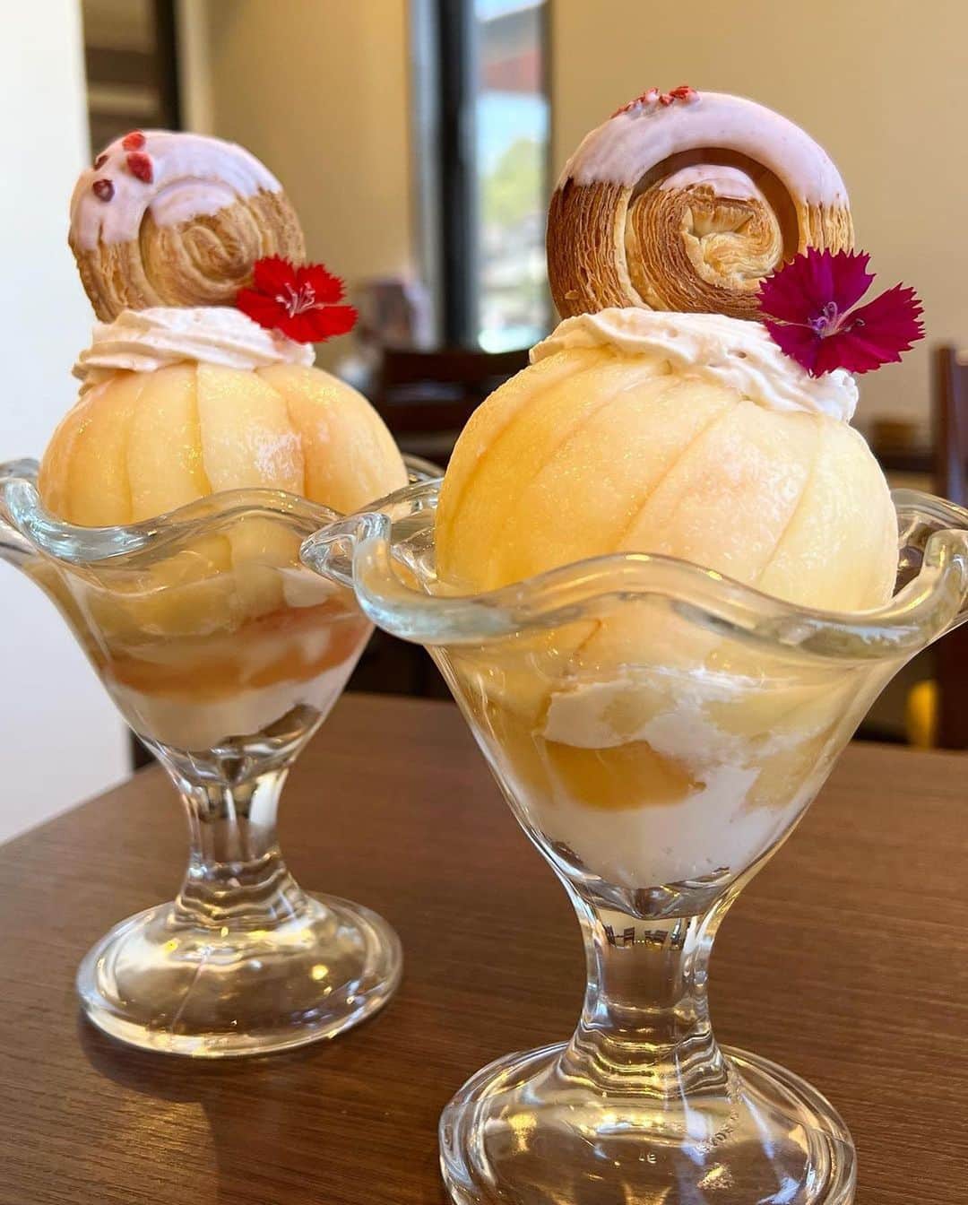 のインスタグラム：「📍「ブラウンビーンズ」 ･････････････････････････････････････････  コーヒー専門店が手がけるフルーツパフェが見逃せない💕  今回は、愛知県・豊明市にあるカフェをご紹介☕️ こちらのお店では、コーヒーやキッシュなどの喫茶メニューが人気✨  コーヒー専門店ですが、スイーツへのこだわりも半端ではなく…。 季節のフルーツを使った本格パフェも楽しめるんです👀  中でも毎年アレンジを変えて提供される桃のパフェは必見◎ 今年はミニクロワッサンがちょこんとのったなんとも愛くるしいフォルムで登場🍑✨  グラスには、クリームチーズアイスや生クリームなど桃と相性の良いスイーツが詰まっていてとても美味しそう🥄 白桃ゼリーにも桃の果肉が入っていて、とにかく桃を存分に味わえる一品になっていますよ〜💕  みんなも「ブラウンビーンズ」さんで、美味しいコーヒーと一緒に季節のパフェを楽しんでみてね💐  ┈┈┈┈┈┈┈┈┈┈┈┈┈┈┈┈┈┈┈  🍤名古屋のローカルグルメメディア【ナゴレコ】🍤  名古屋人がレコメンドする本当に美味しい名古屋めし🥢 これさえフォローしておけば、街の流行りがきっとわかる◎ 100名以上の編集部で作り上げる、名古屋エリア最大規模のグルメメディアです📝  他の投稿はこちらから👉 @nagoya_food  ┈┈┈┈┈┈┈┈┈┈┈┈┈┈┈┈┈┈┈  素敵な投稿にタグ付けしていただきありがとうございます✨  #ナゴレコ で、あなたの投稿をリポスト！ webサイト「ナゴレコ」もチェックしてね👀 ･････････････････････････････････････････  ☞ photo by （ @macron1117 ）  🍑🍑 . @brown.beans 【 ブラウンビーンズ 】 . 期間限定おすすめパフェ 桃パフェ✨ ￥1600 . 📍愛知県豊明市新栄町５丁目４１ 🏠『Brown Beans』 . 毎年スタイルが変わるので 楽しみにしてるパフェ🍑 . 今が旬の桃 パフェの中身は ◇イチゴのミニクロワッサン ◇エディブルフラワー ◇桃クリーム ◇白桃 ◇クリームチーズアイス ◇白桃ゼリー ◇生クリーム ◇グラノーラ . 今年は桃の上にサックサクのいちごのミニクロワッサンが乗ったパフェ🍑 . クリームチーズアイスが桃と相性抜群 . 桃🍑はジュシーで甘くて美味しい😍 . 駐車場も広くて行きやすい🙌 . パフェの提供は13時から16時まで . .」