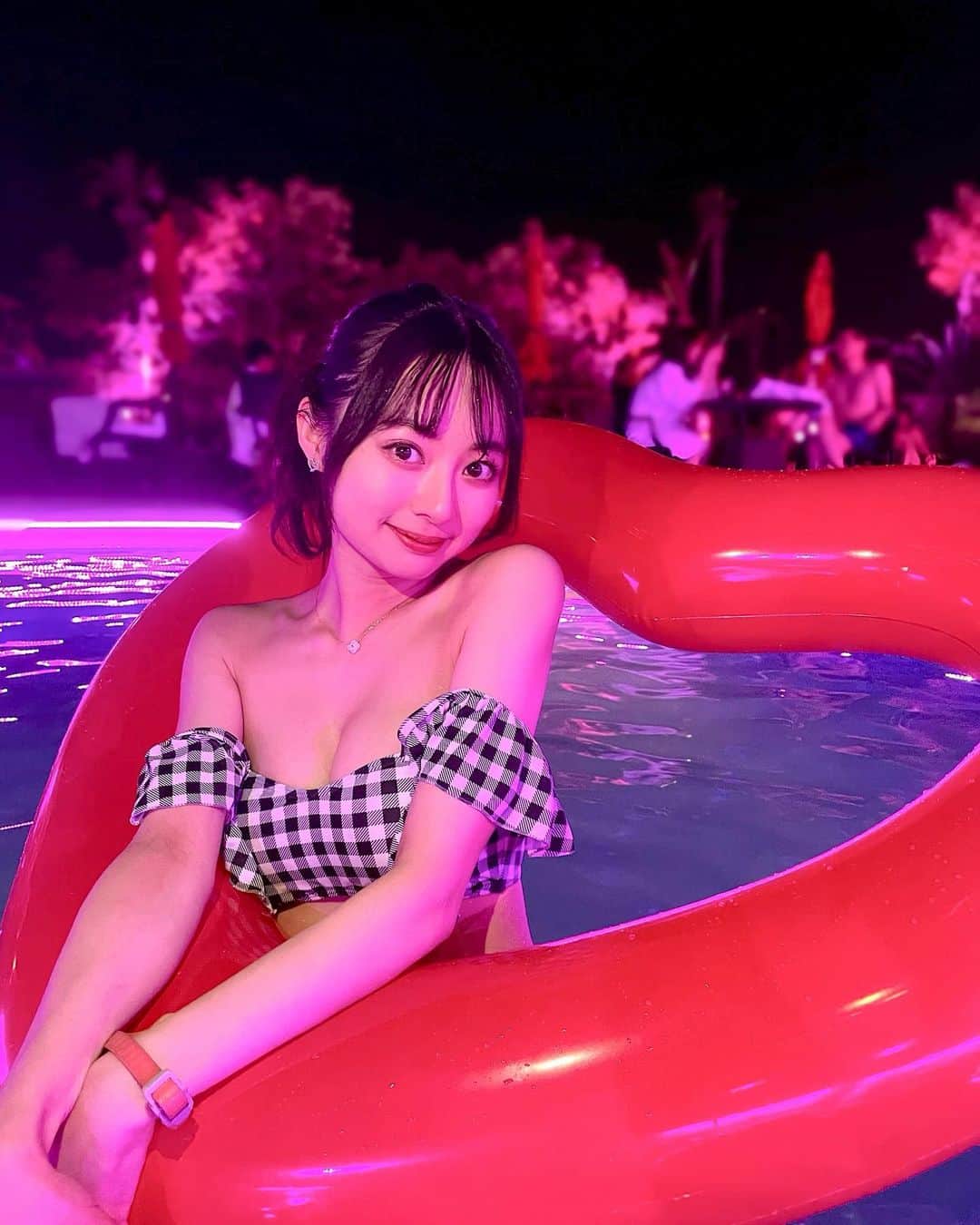 川村まりのインスタグラム：「初めてナイトプール行った❤️ 上手く浮き輪に乗れなくて暴れてしもて、美人なお姉さんが撮影してるの邪魔してしもた。笑い疲れた😂 可愛い空間で楽しかった〜  仕事終わりにラーメン食べてからナイトプール攻めたアラサーコンビでした😉🫶w お腹なんか凹ませていきましょうね！！！胸なんか作っていきましょうね！！夏なんですからね！  @newotani_osaka  #OTANIPOOLS #ホテルニューオータニ大阪 #ナイトプール #水着#水着女子 #水着姿 #プール #プールサイド #ホテル#大阪ホテル」
