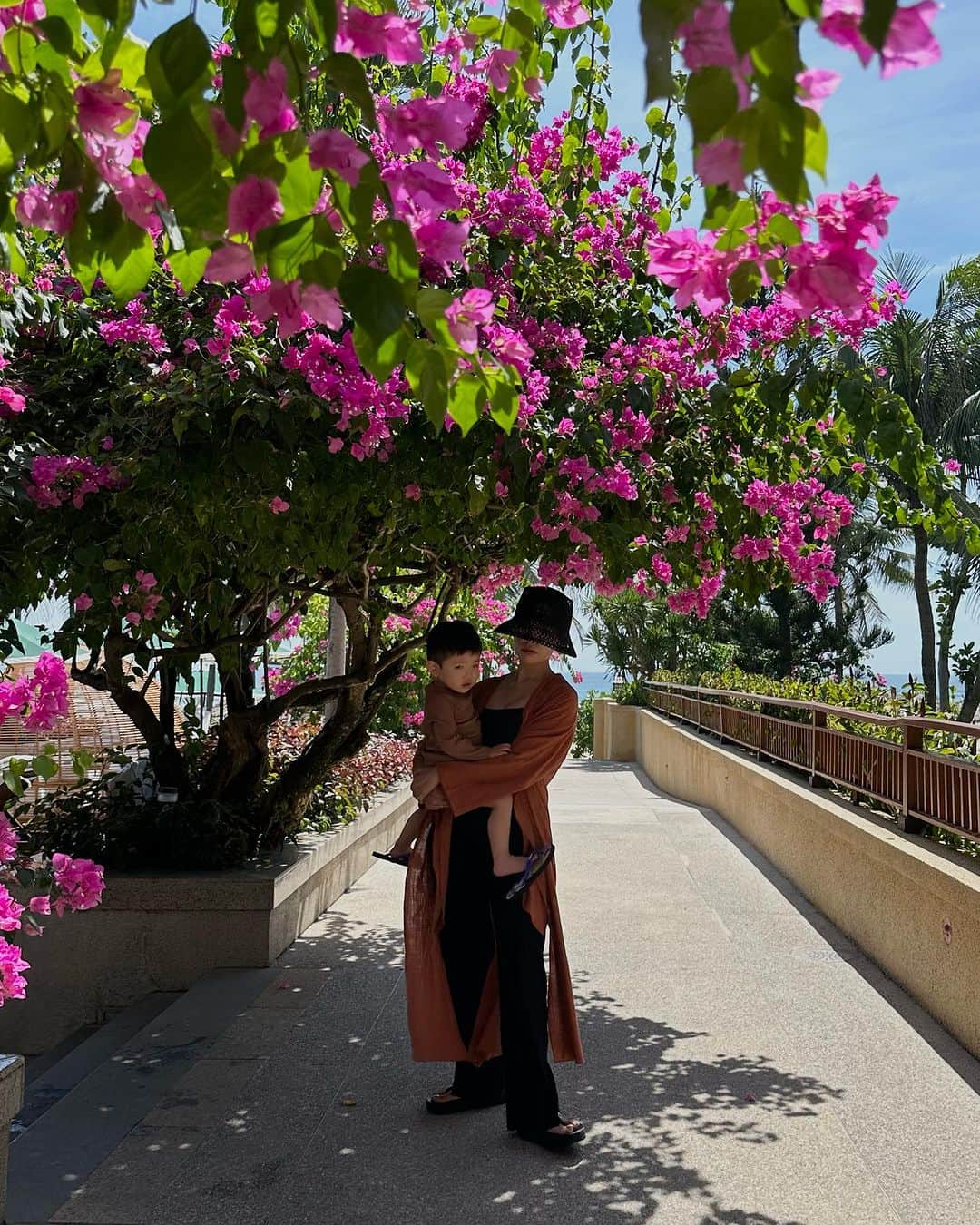 小田切恵子のインスタグラム：「🪻🌺🌼🪻🌺🌼  @timelesswomen_official の水着を着て散歩 暑くなったらそのままプールへ🦋  久しぶりの海外はやはりいいなと実感 コロナで止まってからまたいろいろ行きたいね🌎  #vacation」