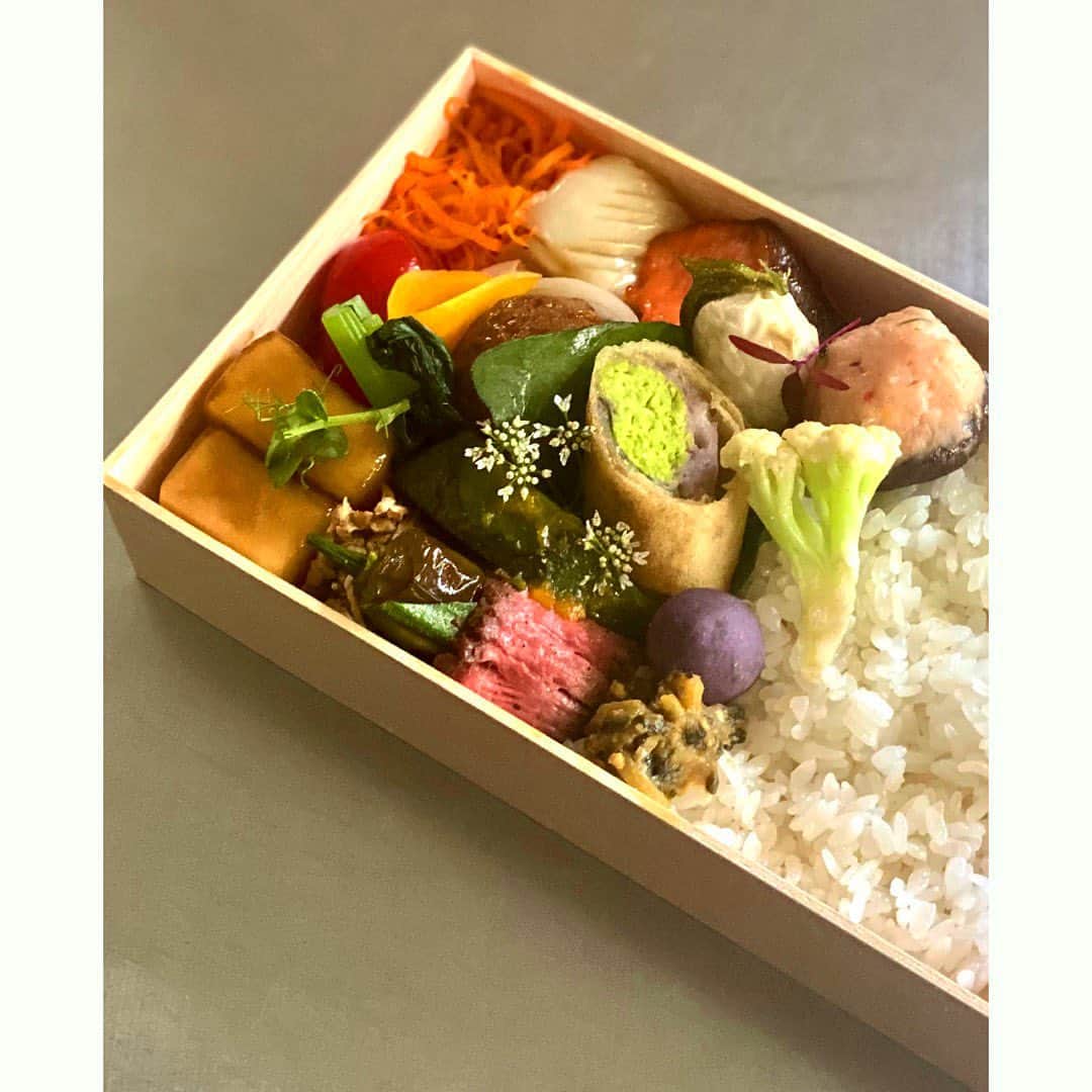 山本千織のインスタグラム：「最近の弁当。  夏のお休みは決めてません。 市場の関係で8/11から16のご予約は8/3までにいただいたところで調整させていただきます。  暑過ぎて豚肉ばかり食べてます。」