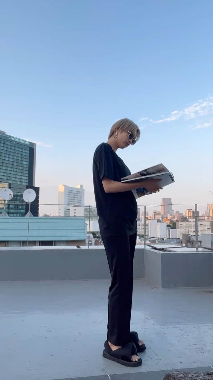 のインスタグラム：「ブラックコーデ🖤 今週もおつかれさまでしたあ🌇 @mm6maisonmargiela  @enfold_official  . . #ootd #fashion #asuca_fashion #maisonmargiela #enfold #blackcode #outfit #夏コーデ #ハイトーンショート #ハイトーンショートコーデ」