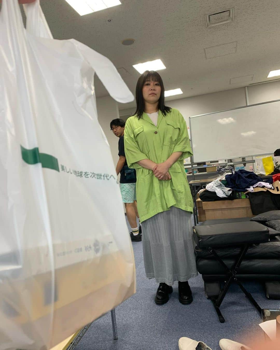のインスタグラム：「誕生日でやんした。 プレゼントくださった方々、ありがとうございました！！ この子らもくれました！ 紅しょうが稲田さんはデパートのカレー詰め合わせを。強いて言うなら笑ってほしかった。 ラニーノーズ山田くんはサウナハットを。なんでこんな暗い場所で？ 少し思う事はありましたが、とても嬉しゅうございます！ 営業行って花火見させてもらって一丁上がらせてもらいます！」