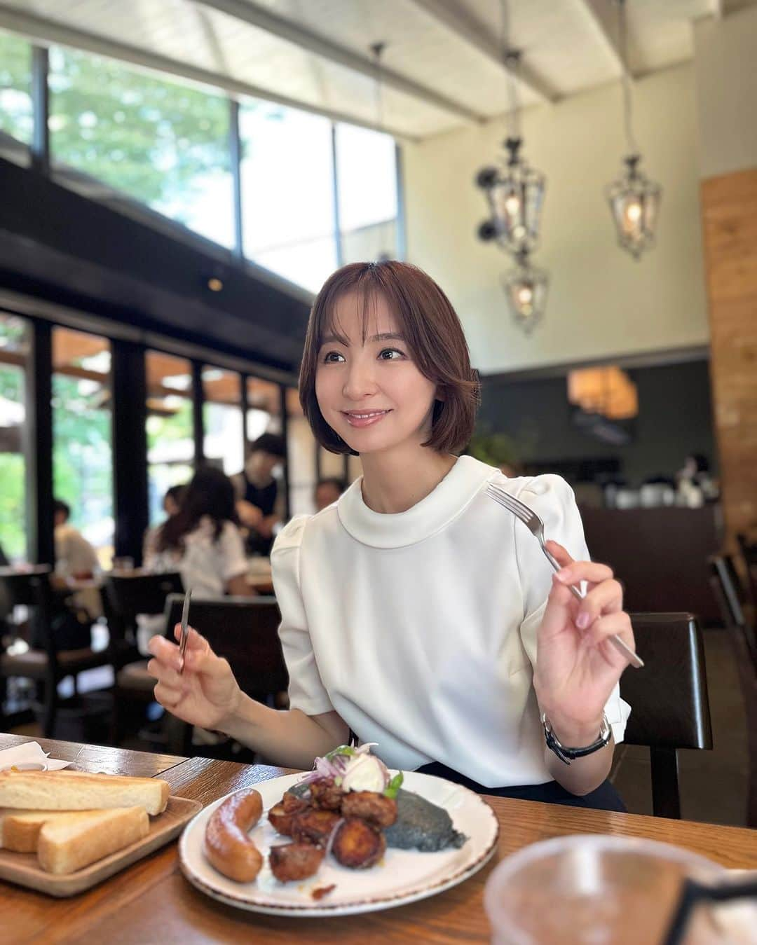 篠田麻里子さんのインスタグラム写真 - (篠田麻里子Instagram)「朝活打ち合わせ🍴 @yokayo.official  3年前の私の頭の中の構想から立ち上げディレクションまで色々と一緒にやってくれてるみっちゃん♡  @michikoooo   リニューアル商品に向けて 打ち合わせ😆 とにかくワクワク☺️ 凄いものが出来そうです♡ いや出来た♡  今日のコーデは久々のオケージョン✨最近暑すぎてほぼ裸族だからw 久々にちゃんとしてみました。  みっちゃんコラボの @ua_greenlabel   なんでもできる本当凄い😝✌️  pants は @gu_for_all_  足長パンツ✨  #ootd」7月28日 18時13分 - shinodamariko3