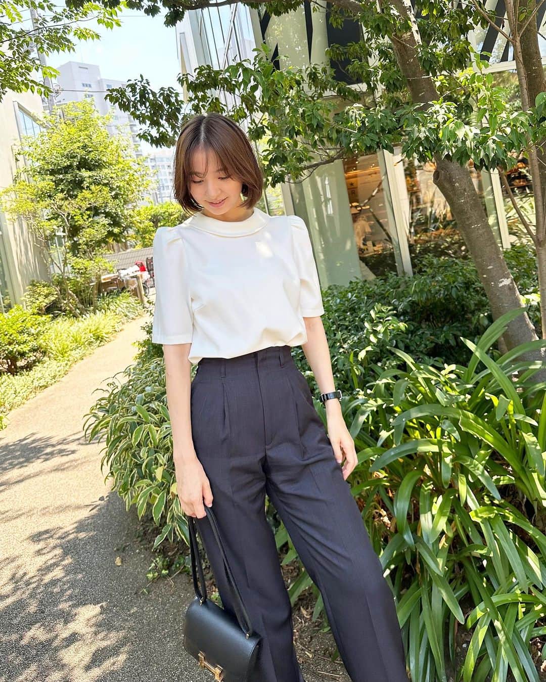 篠田麻里子のインスタグラム：「朝活打ち合わせ🍴 @yokayo.official  3年前の私の頭の中の構想から立ち上げディレクションまで色々と一緒にやってくれてるみっちゃん♡  @michikoooo   リニューアル商品に向けて 打ち合わせ😆 とにかくワクワク☺️ 凄いものが出来そうです♡ いや出来た♡  今日のコーデは久々のオケージョン✨最近暑すぎてほぼ裸族だからw 久々にちゃんとしてみました。  みっちゃんコラボの @ua_greenlabel   なんでもできる本当凄い😝✌️  pants は @gu_for_all_  足長パンツ✨  #ootd」