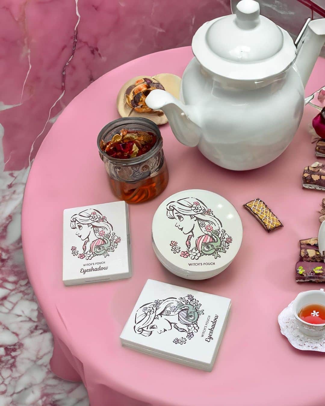 witchsshopのインスタグラム：「. Join our 「 Princess tea party🫖🎀 」 for a  magical moments  シャルマン フルラージュシリーズ  アイシャドウ Color: ブラン ボヌール ペッシェ シャルマン 価格¥2,145  クッションファンデーション Color:ベースナチュラル 価格¥2,420」