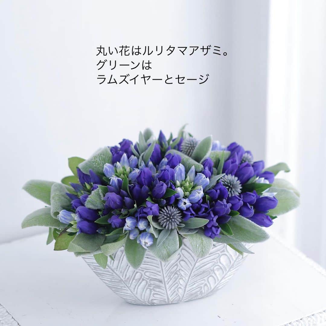 雑誌『花時間』さんのインスタグラム写真 - (雑誌『花時間』Instagram)「リンドウって素敵ですよね。  花時間（@hanajikan_magazine）です。  熱したフライパン🍳の上にいるような毎日。大変な夏ですね💦  いま、飾るなら涼しげなお花。  いまが旬のリンドウで涼みませんか？  1本そのまま飾っても、和の風情があって素敵ですが、切り分けると、おしゃれに楽しめるんです。  ルリタマアザミがなかったら、青系のエリンジウムで代用してもgood👌  葉っぱを撮るだけで、青さが澄み渡りますよ。  このアレンジは発売中の春夏号より📘　本を開くと、涼しげな青の世界が広がりますよ🎵  では、暑さに負けず、元気smile😊😊😊でよい週末をお迎えくださいね！　お疲れさまでした🍉 byピーターパン  花　@bouquetdoux_flower  写真　@tanabe32   【花時間ニュース】 💜『花時間』から、花の定期便がスタートしました🥰　世界でここだけのバラと旬花が届く嬉しいサービスです💕  💜『花時間2023春夏』〈春のピンク！夏のブルー！〉大好評発売中！  💜『花と短歌でめぐる 二十四節気 花のこよみ』大好評発売中  すべて @hanajikan_magazine のプロフィールのリンクから飛べます✈️  『花時間』本誌や書籍は全国の書店、ネット書店でも発売中✨  #花時間 #フラワーアレンジ #青い花 #リンドウ #りんどう #暑い日には #涼しげ #花が好き #花が好きな人と繋がりたい #花を飾る #花を飾る生活 #花屋さんへ行こう」7月28日 18時16分 - hanajikan_magazine