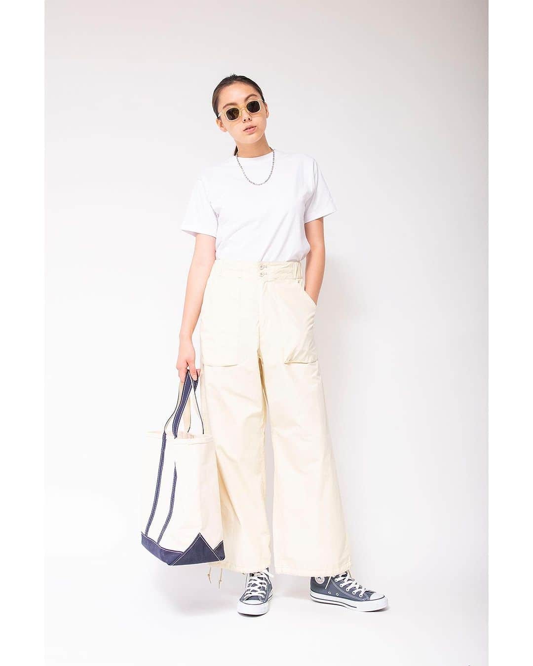 のインスタグラム：「Tシャツといえば、毎年夏になると必ずと言ってもいいほど買い足す方も多いのではないでしょうか。  一括りにTシャツと言っても価格からデザインまで様々ありますが、毎日のように着るものだからこそ形や素材にこだわりたいし、でも他にもお買い物したいのでそんなに高いお値段もかけたくない。 そんな思いを叶えるべく誕生したのが、JOHNBULLのパックTシャツ！  クルーネックTシャツ、ポケットTシャツ、リブタンクトップの全3型で、ホワイト、ブラック、グレーとベーシックな3色展開で、なんとサイズはSS〜XLまでの5サイズ！  もちろんユニセックスアイテムなので、選ぶサイズによって様々な着こなしを楽しめます。  ジャストサイズで着用できるのが一番小さいSSサイズ。ヘルシーでコンパクトな雰囲気で着用したい女性の方におすすめ。 ホワイトのミリタリーカーゴパンツと合わせて、夏のワントーンコーデを楽しめます。シンプルなスタイリングはサングラスやバッグなどセンスが光る小物にこだわりたい。  T-SHIRT lot.JM232C24/￥3,300 tax in  PANTS lot.JL233P05/￥17,600 tax in   #johnbull #johnbullprivatelabo #ジョンブル #ジョンブルプライベートラボ #packTee #T-shirts」
