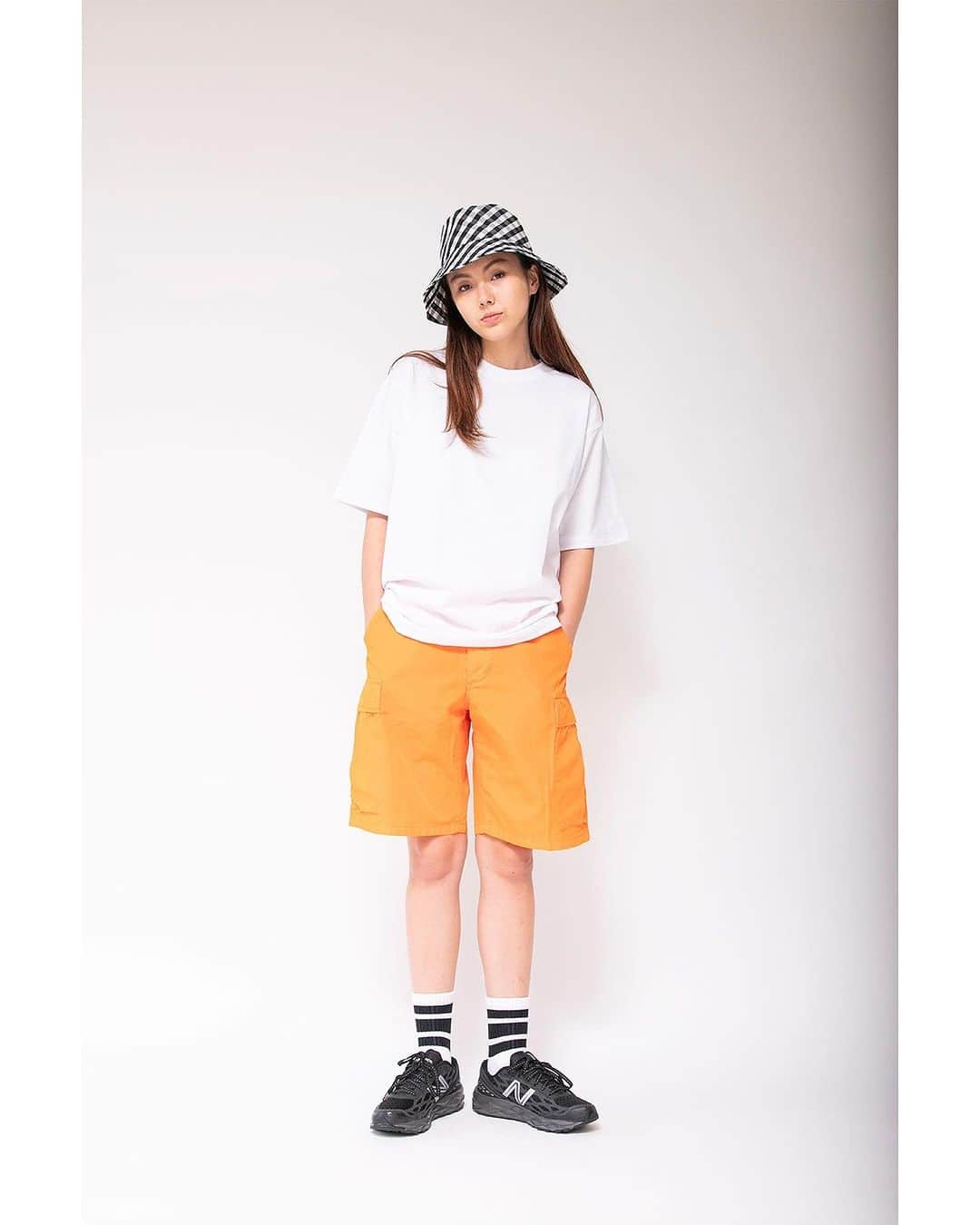 のインスタグラム：「Tシャツといえば、毎年夏になると必ずと言ってもいいほど買い足す方も多いのではないでしょうか。  一括りにTシャツと言っても価格からデザインまで様々ありますが、毎日のように着るものだからこそ形や素材にこだわりたいし、でも他にもお買い物したいのでそんなに高いお値段もかけたくない。 そんな思いを叶えるべく誕生したのが、JOHNBULLのパックTシャツ！  クルーネックTシャツ、ポケットTシャツ、リブタンクトップの全3型で、ホワイト、ブラック、グレーとベーシックな3色展開で、なんとサイズはSS〜XLまでの5サイズ！  もちろんユニセックスアイテムなので、選ぶサイズによって様々な着こなしを楽しめます。  ゆるめのカーゴショーツと合わせるなら、とことんボーイッシュに着用できるLサイズがおすすめ。 女性の方が着用しておしりが隠れるくらいの丈感、ひじにかかるくらいの袖丈なので、しっかりとオーバーサイズな雰囲気が出せるサイジング。男性の方であれば程よくゆるく着用できるサイズです。  T-SHIRT lot.JM232C24/￥3,300 tax in  PANTS lot.JM232P19/￥15,400 tax in HAT lot.ml231015A/￥16,500 tax in (La Maison de Lyllis)  #johnbull #johnbullprivatelabo #ジョンブル #ジョンブルプライベートラボ #packTee #T-shirts」