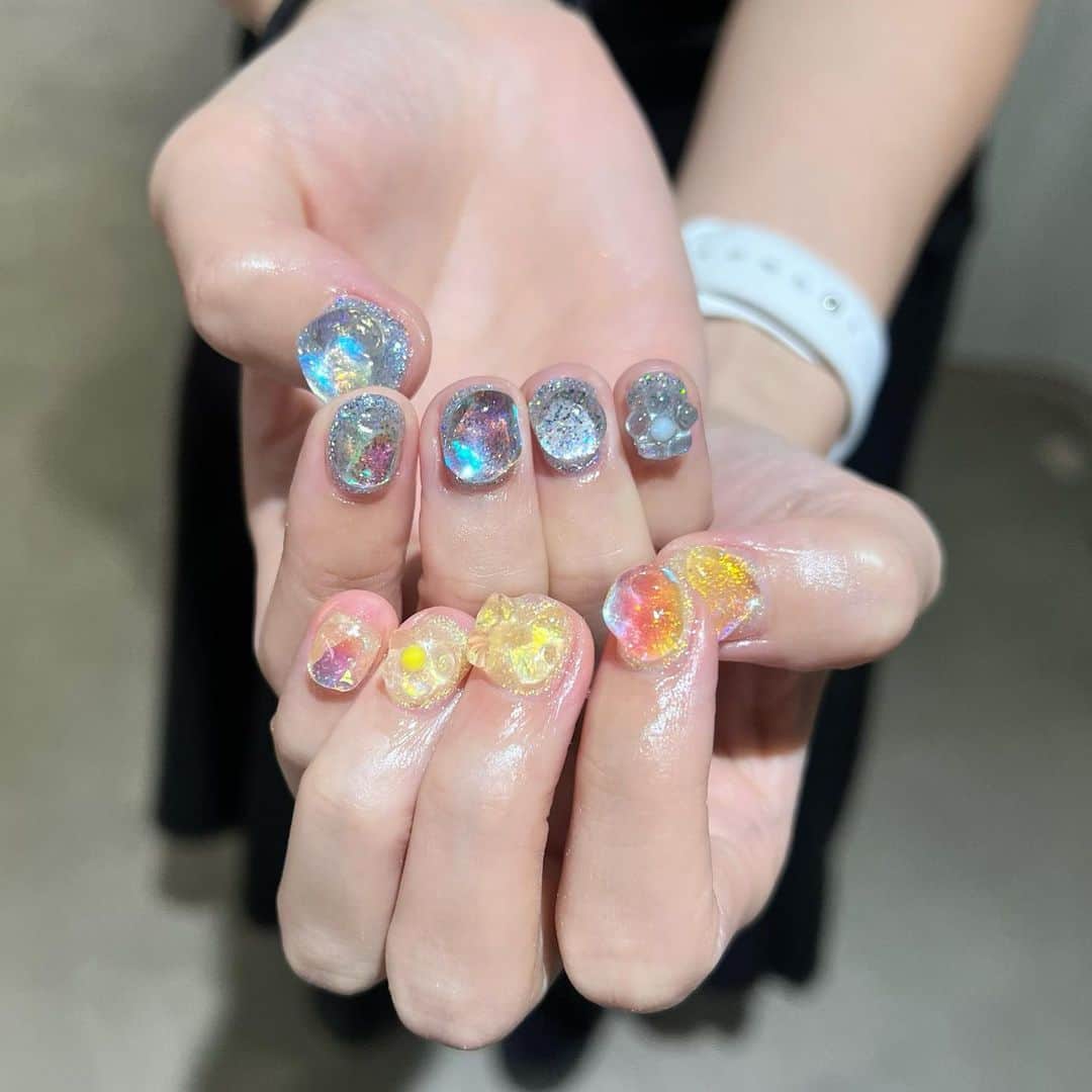寺坂ユミのインスタグラム：「🆕♡  江端妃咲ちゃんリクエスト(?)のデイジーカラーにリボン🌼🎀  キラキラでかわちぃ  #newnail#ネイルデザイン#juicejuice」