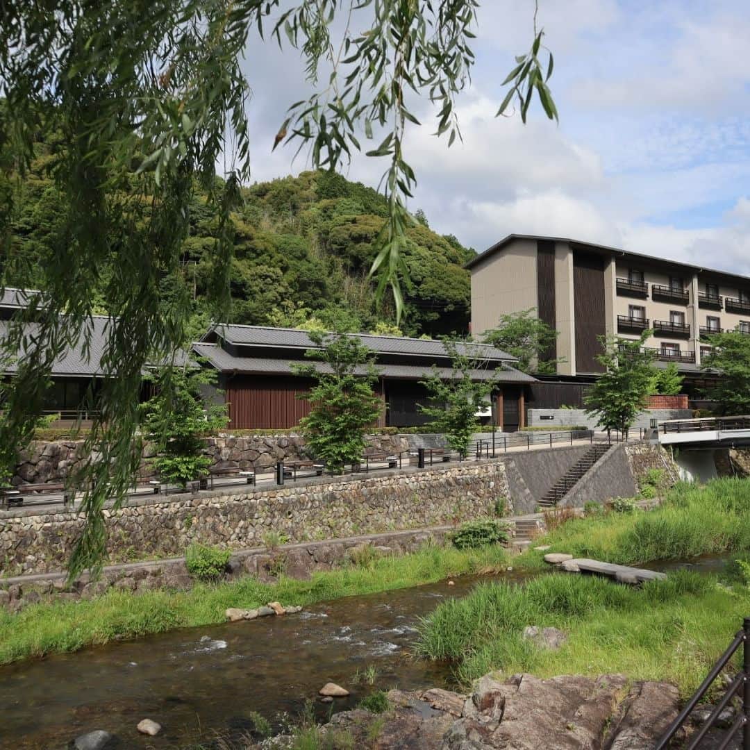 星野リゾート 界の若者旅さんのインスタグラム写真 - (星野リゾート 界の若者旅Instagram)「界 長門の目のまえを流れる「音信川」。この川沿いは、夏らしい雰囲気になってきました。 鮮やかな緑がロビーや客室からもご覧になれます。 ゆっくりと川のせせらぎを横目に木陰で涼んでみませんか。  The Otozhin River flows in front of KAI Nagato. This riverside has become a summery atmosphere. The vibrant greens can be seen from Lobby and Guest room. Why not take your time to cool off in the shade of the trees, looking sideways at the river's murmuring?  #星野リゾート #界 #界長門 #山口 #長門 #長門湯本温泉 #温泉 #温泉旅館 #温泉旅行 #長門湯本 #温泉街 #音信川 #hoshinoresorts  #kai #kainagato #Japantravel #hotsprings #onsen #ryokan #summer #riverside #river」7月28日 18時30分 - hoshinoresorts.kai
