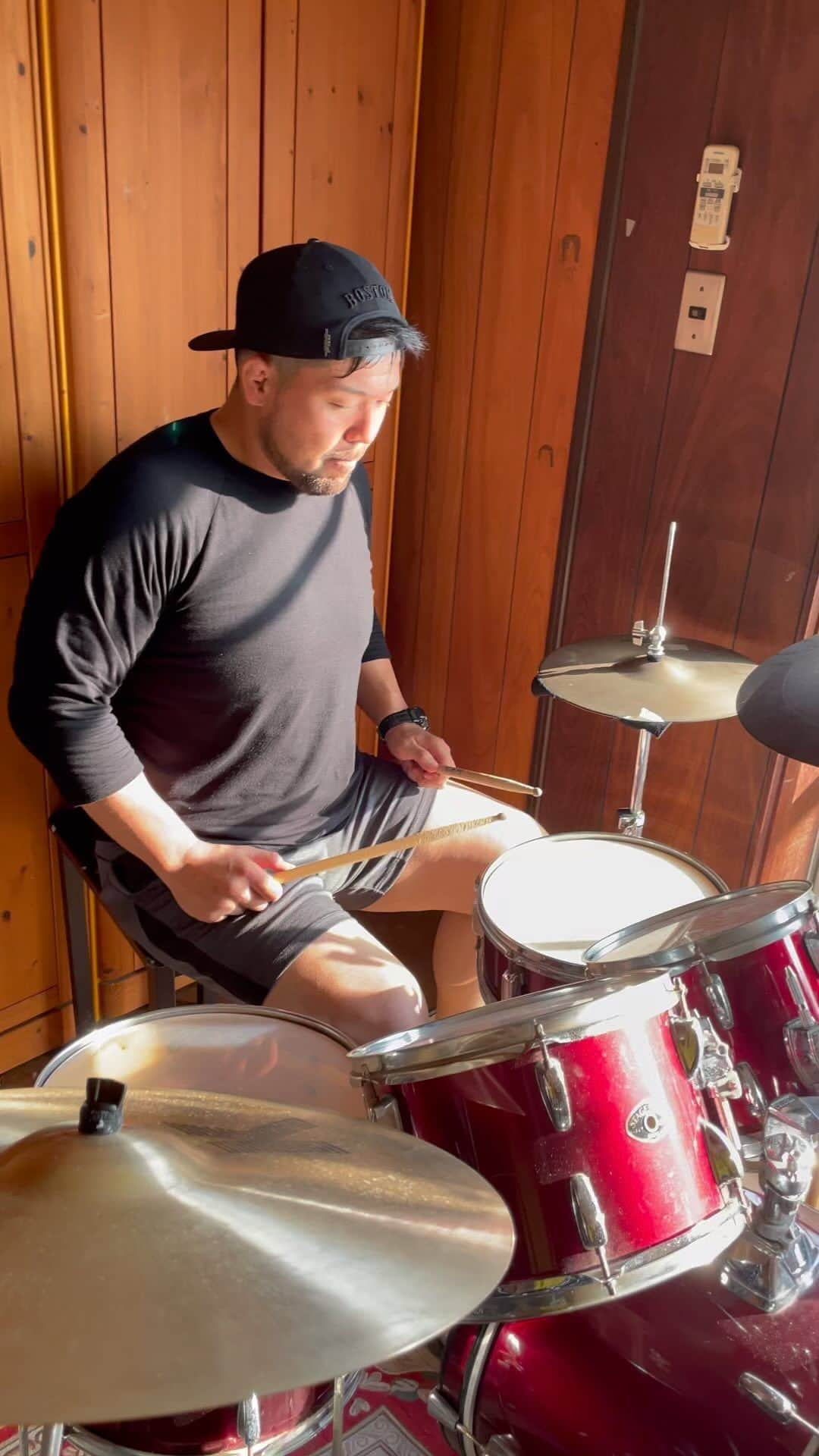 畠山健介のインスタグラム：「10回目🥁 DAY 10 of my Drum life🥁  ドラムレッスン10回記念🥁✨  課題曲を練習中。でも、 フィルから乱れて、テンポキープが全く出来ないので、 スネアとバスドラで「バックビート」の基礎練習🥁  まだまだ下手っぴ💦でも課題曲、目標（軸）があると、成長も感じられて、更に楽しい☺️下手だけど楽しい😆  人類にとっては、どうでもいい1歩だが、私にとっては大きな10歩目🦶  #ドラム #drum #Day10 #10回記念 #音楽 #music #課題曲 #ZORN #AllMyHomies #HIPHOP #ヒップホップ #バックビート #下手っぴ #基礎練 #スネア #バスドラム #ラグビー #rugby」