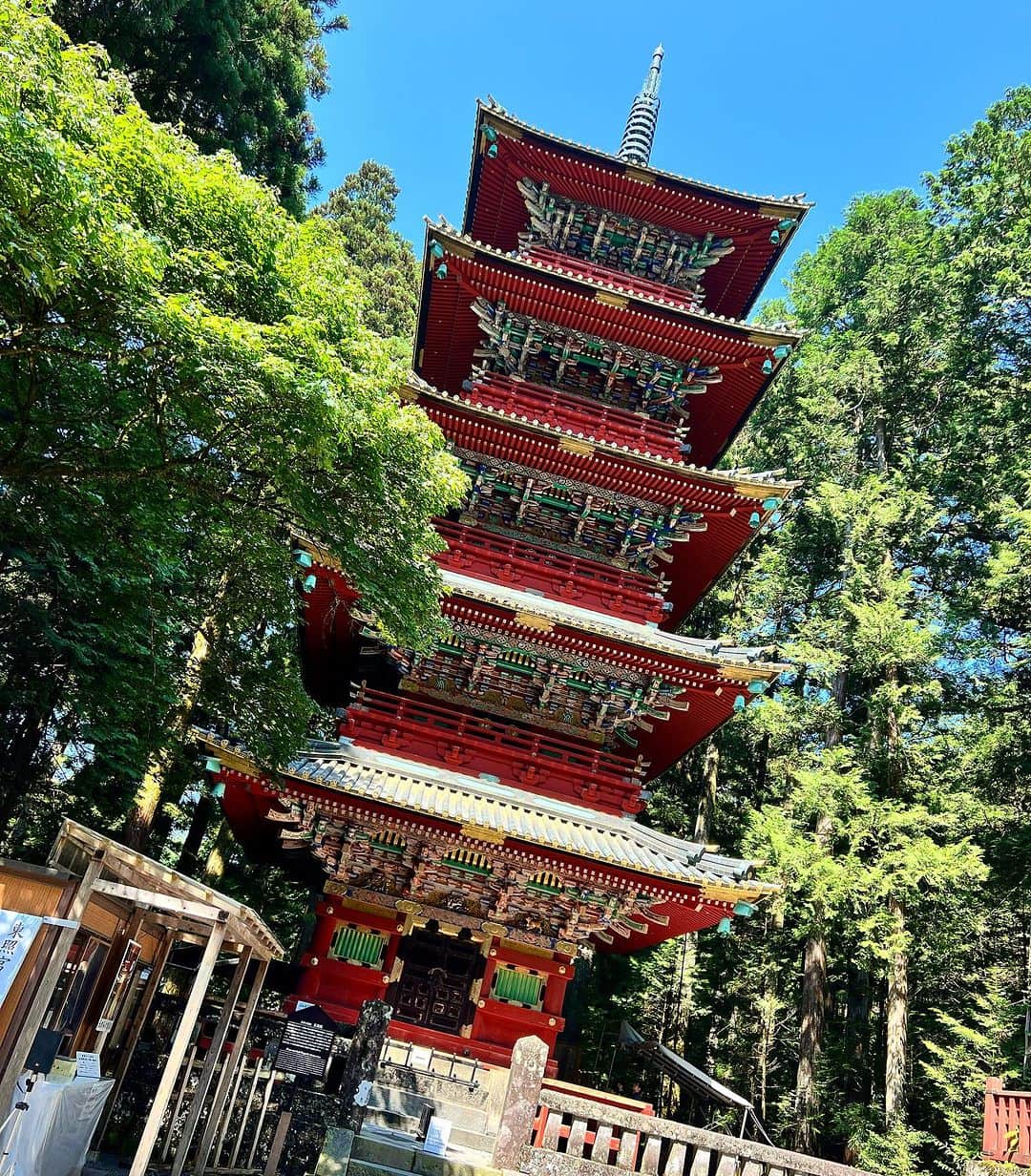 ジェイソン・ブラウンさんのインスタグラム写真 - (ジェイソン・ブラウンInstagram)「A beautiful day off spent exploring Nikko! What a special place! とても素晴らしい景色ですね！日光はとくべつな町です。😍🇯🇵  📸: @yoshiki_kogaito (pics 2, 4, 5, 7)   #kegonfalls #waterfall #nikko #japan #travel #theICE #theICE2023 #toshogushrine #toshogu #travel #explore #tour #figureskating」7月28日 18時22分 - jasonbskates