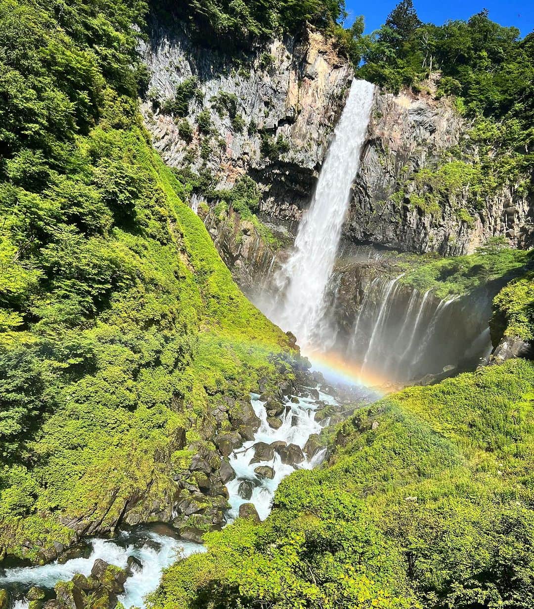 ジェイソン・ブラウンさんのインスタグラム写真 - (ジェイソン・ブラウンInstagram)「A beautiful day off spent exploring Nikko! What a special place! とても素晴らしい景色ですね！日光はとくべつな町です。😍🇯🇵  📸: @yoshiki_kogaito (pics 2, 4, 5, 7)   #kegonfalls #waterfall #nikko #japan #travel #theICE #theICE2023 #toshogushrine #toshogu #travel #explore #tour #figureskating」7月28日 18時22分 - jasonbskates