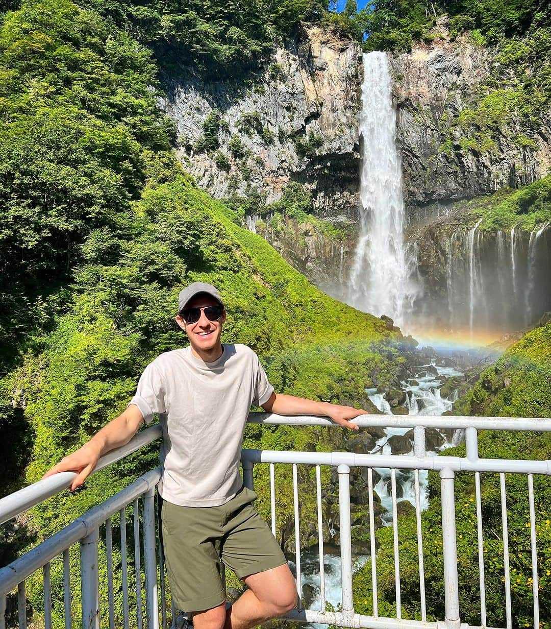 ジェイソン・ブラウンのインスタグラム：「A beautiful day off spent exploring Nikko! What a special place! とても素晴らしい景色ですね！日光はとくべつな町です。😍🇯🇵  📸: @yoshiki_kogaito (pics 2, 4, 5, 7)   #kegonfalls #waterfall #nikko #japan #travel #theICE #theICE2023 #toshogushrine #toshogu #travel #explore #tour #figureskating」