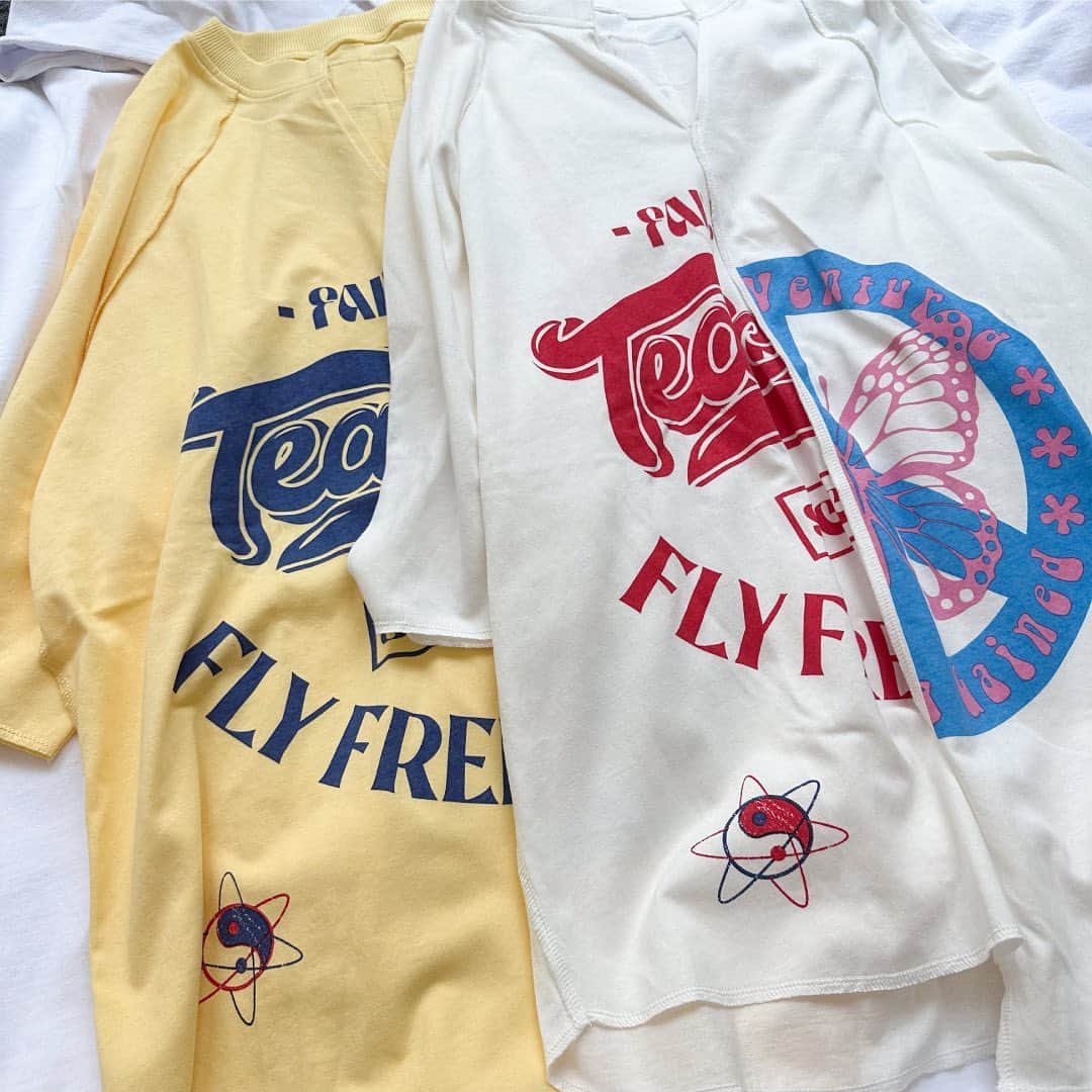 スピンズのインスタグラム：「\ 𝗡𝗲𝘄 𝗶𝘁𝗲𝗺 / ︎✿【𝗢𝗵𝗮!𝗔𝗹𝗶𝗶/オハイアリイ】ドッキングヒッピー𝗧シャツ ￥𝟰,𝟯𝟴𝟵 𝘁𝗮𝘅 𝗶𝗻 ⁡ 柄や素材をドッキングさせたリメイクデザイン🤍 ⁡ フロントはインパクトのあるロゴ、 バックは『Oha!Alii』のネームタグが 目を惹く1枚💋🫠 ⁡ -------------------------------------------- Oha!Alii(オハイアリイ) ･Hawaii(ハワイ)のお花で花言葉には『輝く個性』という意味合いがあります ⁡ "普段のスタイルに＋1するだけでなんだか気分が上がる" "元気が出ない時、明るくなれる" "古着が好きだけど、ちょっと変化をつけたい" "ちょっとおしゃれにチャレンジしたい" いろんな個性に寄り添えるそんなブランドになれるように、、、 ⁡ トレンドに合わせた柔軟性のある女の子のためのシリーズに🌺 ------------------------------------------- ⁡ ⁡ 今回ご紹介したアイテムは 全国の𝗦𝗣𝗜𝗡𝗡𝗦店舗 𝗼𝗿 𝗦𝗣𝗜𝗡𝗡𝗦 𝗪𝗘𝗕 𝗦𝗧𝗢𝗥𝗘 にて購入できるので是非チェックしてね✍🏻✨ ⁡ #𝗦𝗣𝗜𝗡𝗡𝗦 #スピンズ #𝗼𝗼𝘁𝗱 #スタッフスナップ #𝗦𝗣𝗜𝗡𝗡𝗦スタッフ #プチプラコーデ #きょコ #夏コーデ #Tシャツ #Tシャツコーデ」