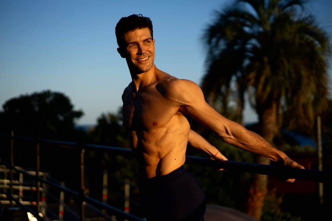 ロベルト・ボッレのインスタグラム：「Thank you @festival_nervi  Such a warm audience and welcome! 🙏🏼❤️ Here some training picture from the class 📸 @dancersdiary  #bolletour2023 #robertobolleandfriends @officialrobertobolle」