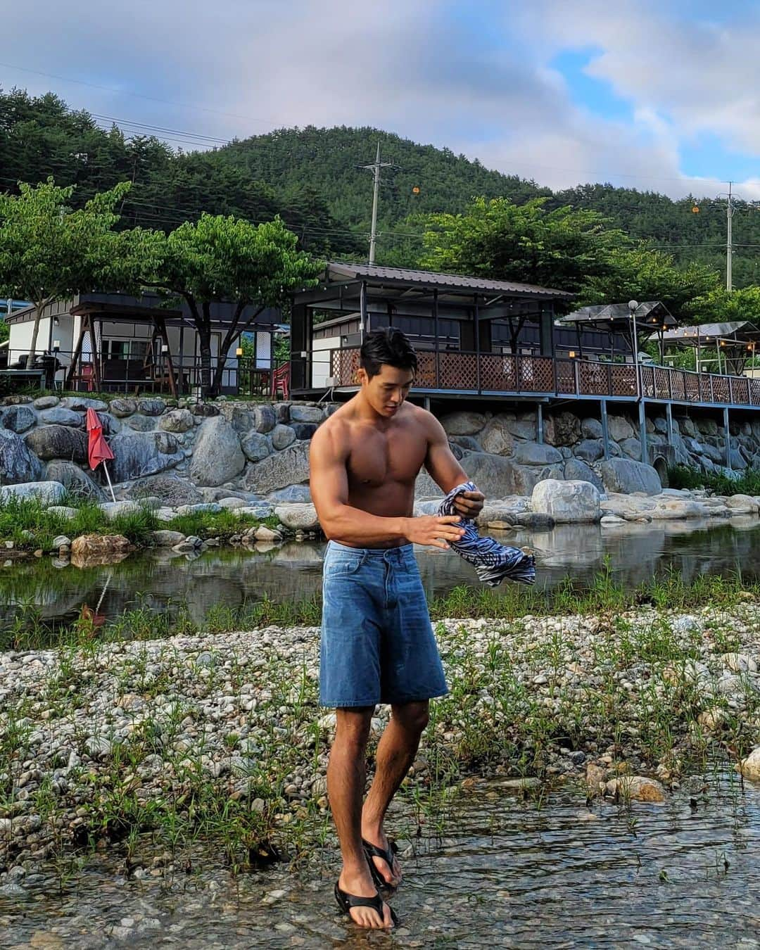 ソ・ハジュンのインスタグラム：「나도 가고싶다.. #휴가철」