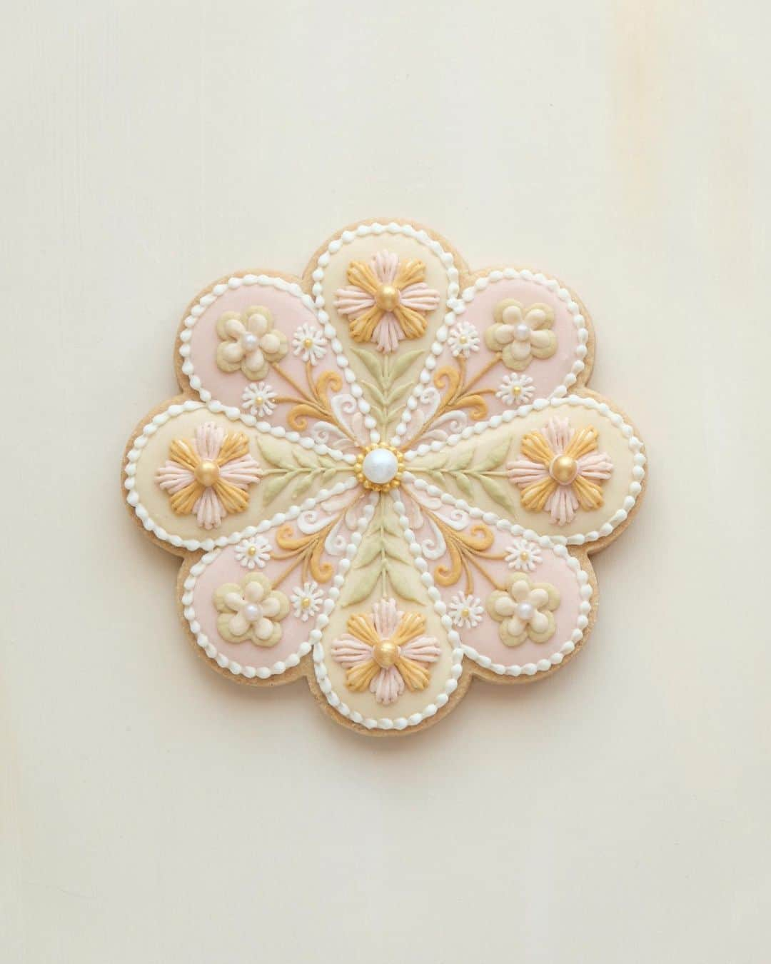 KUNIKAのインスタグラム：「Boho coloured embroidery icing cookie 🌾  日本の天気予報を見て日々の最高気温に戦慄してます🫨🔥 皆さまいかがお過ごしでしょうか... 水分補給をしっかりと、熱中症や夏風邪にお気をつけください🥺  ロンドンはというと、最高気温が20〜22度ほどで、もしかしたら今年の夏は終わったのかもしれません...長袖着てます。 あと1回くらい夏日が来て欲しいなぁ🌻  #artofkunika」