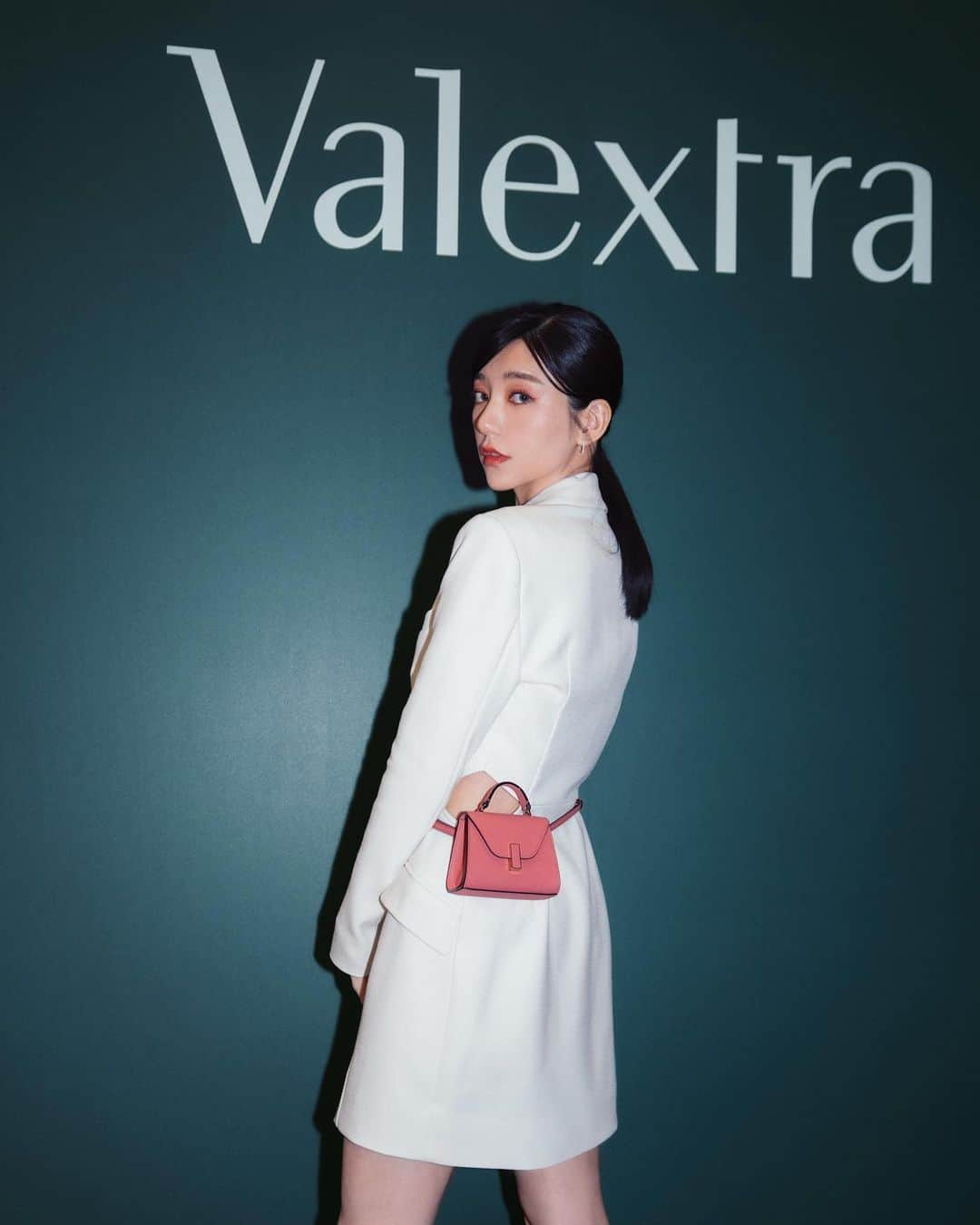 パフ・クオのインスタグラム：「：  Valextra  24/7 🩷💚💛  一天24小時，每週7天  能夠滿足現代女性多樣化的日常生活需求🛍️  . . .  @valextra  #valextra #valextra信義微風 #valextrataiwan #QuietLuxury」