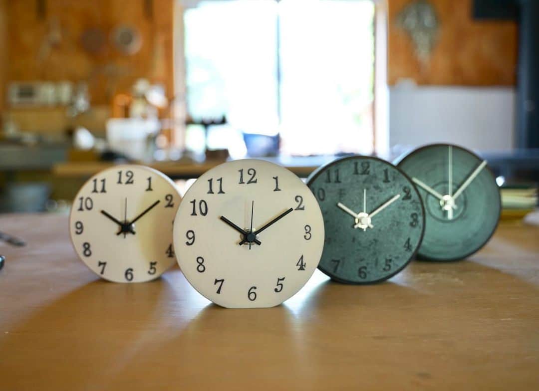 阿部春弥のインスタグラム：「・ 7/29〜 ・ @svale_furniture さんにて明日から始まります。 置時計も🕰️作ってみました。 ご覧いただけましたら嬉しいです。 よろしくお願いいたします。 ・ #スヴェイルファニチャー  #時計#うつわ#器#阿部春弥」