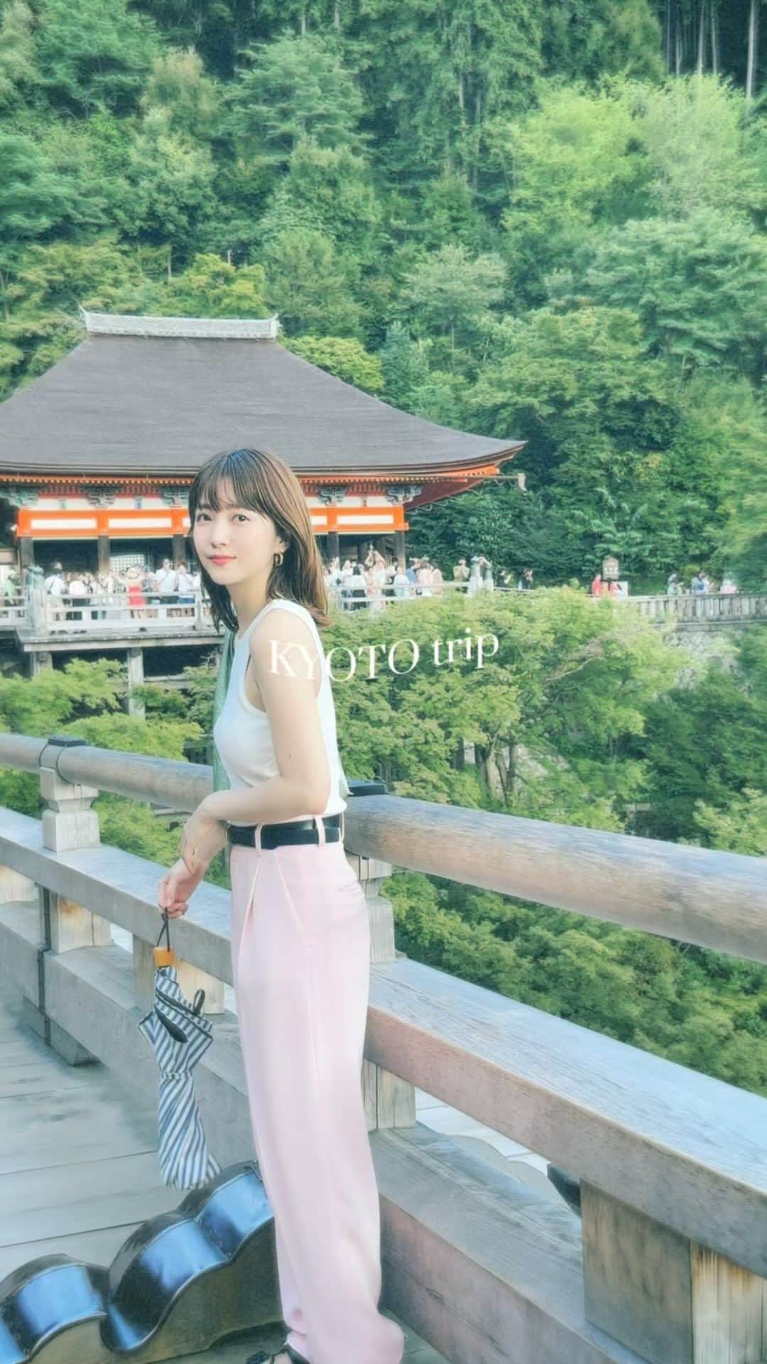 佐藤優津季のインスタグラム：「. 今日からカナダに1年行く弟とのサヨナラ京都旅行👦🏻👋 行く神社行く神社で、実りある1年を過ごせますように… と願う自分に良い姉だなぁとシッカリ酔いしれ😇🍶 休憩なんて一切無いハード旅行に姉はシッカリ撃沈。 写真が止まらない楽しそうな弟が見れて良かった☺️ 弟よ楽しく元気に頑張れ💗」