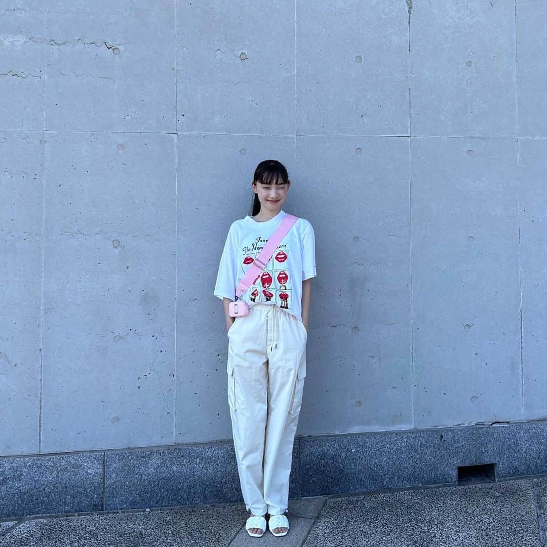 新野尾七奈のインスタグラム：「💼 @marcjacobs  👕 @janeandtheheartbreakers  👖 @gu_for_all_  👡 @zara」