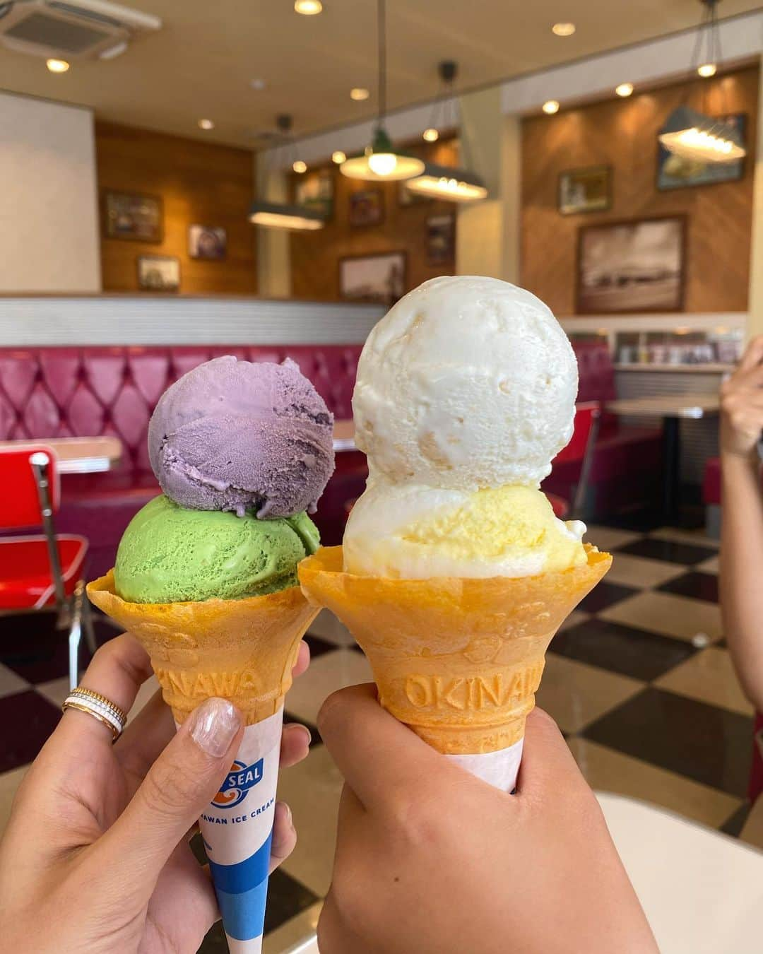 Akaneさんのインスタグラム写真 - (AkaneInstagram)「BLUE SEAL🍦 甥っ子と同じくココナッツパイン選んだら大正解だった😋♡ 写真はママが可愛い色の アイス頼んでたから借りました🍨(4枚目)  本日7/28(金)21:00からは new item3型新入荷致します♩  PRE ORDERでも人気だった サイドロゴデニムも今夜21:00から新入荷です👖 @madder_vintage」7月28日 18時31分 - 117akane