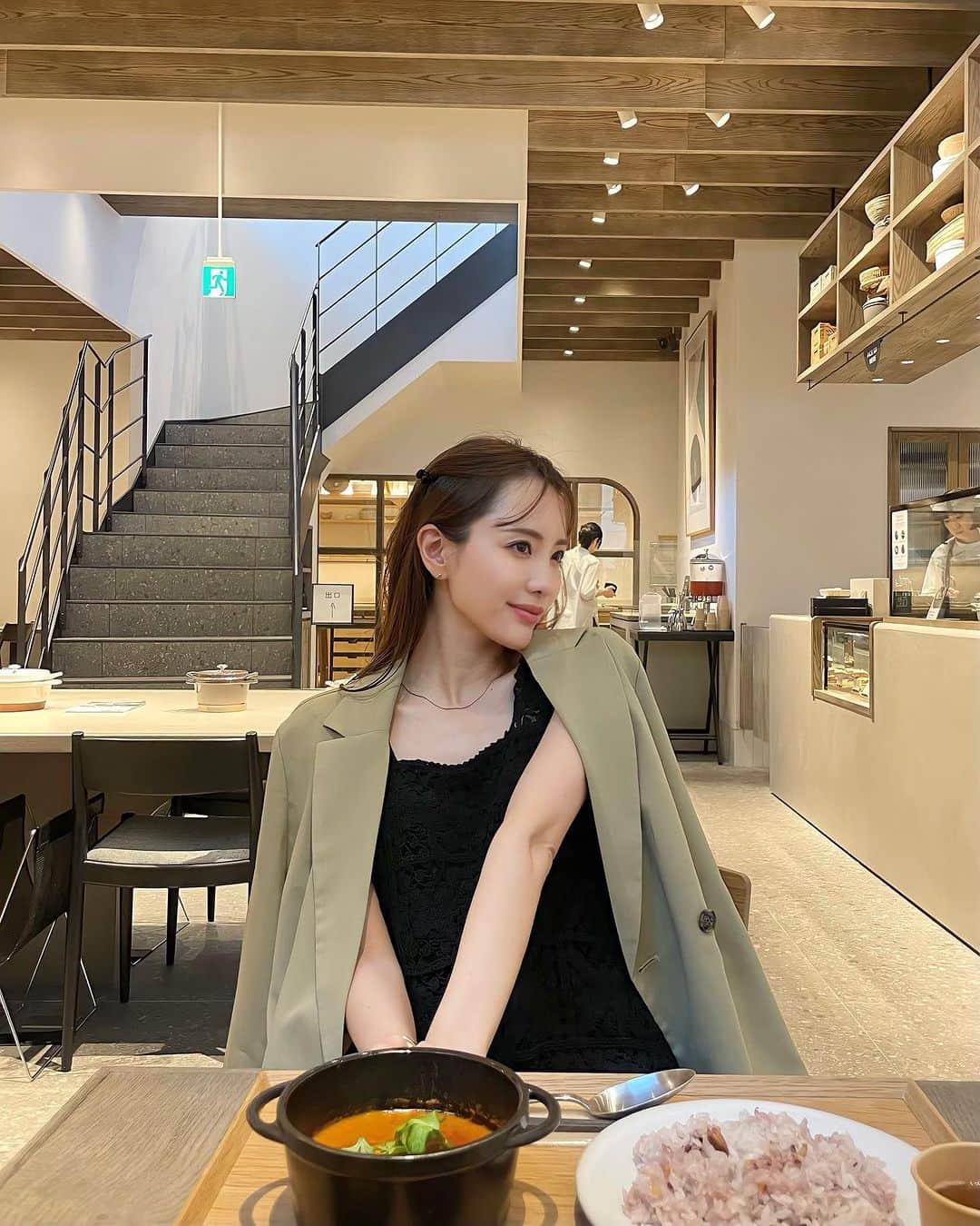 Aoiのインスタグラム：「とびっきり乙女なフラワーモチーフのクロシェ編みワンピースで代官山にあるおしゃカフェへ♡ @bab.showroom   裾にスリットが入ってるので女性らしいシルエットだけど 素材が柔らかいからカジュアルにも着こなせて楽ちんコーデもできる着回し可能な万能ワンピース🌷 この日はジャケット合わせが気分でした♡  身長158cmでSサイズ着用してピッタリな感じ。 ZOZOで購入できるのでストーリーにURLはっておきます✌️  #bab #babcode #onepiece #ワンピース#ワンピースコーデ #夏コーデ  #着回しコーデ  #骨格ナチュラル #カジュアルコーデ #トレンドコーデ #ゆるコーデ #デートコーデ #ootd」