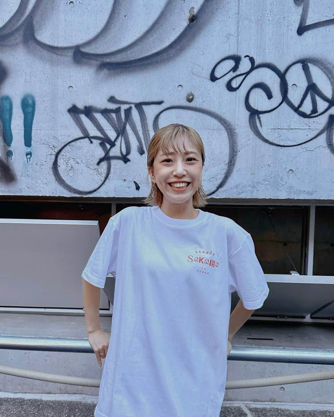 本橋優華のインスタグラム：「暑い🥵☀️ お元気ですか？ プリント屋さんとコラボで作ったTシャツ明日までです。 宜しければこの夏着てみてください♡  Color：White.Black Size：S.M.L.XL ※画像はL着用 販売期間:7/29日(土)23:59まで お届けまで7-14日程頂きます📦 ※詳細はwebをご確認ください。  #tshirts#design#sakaba#居酒屋#酒場#tシャツ#白T#黒T#奥渋谷#友系的#ユーケー的#2023夏」