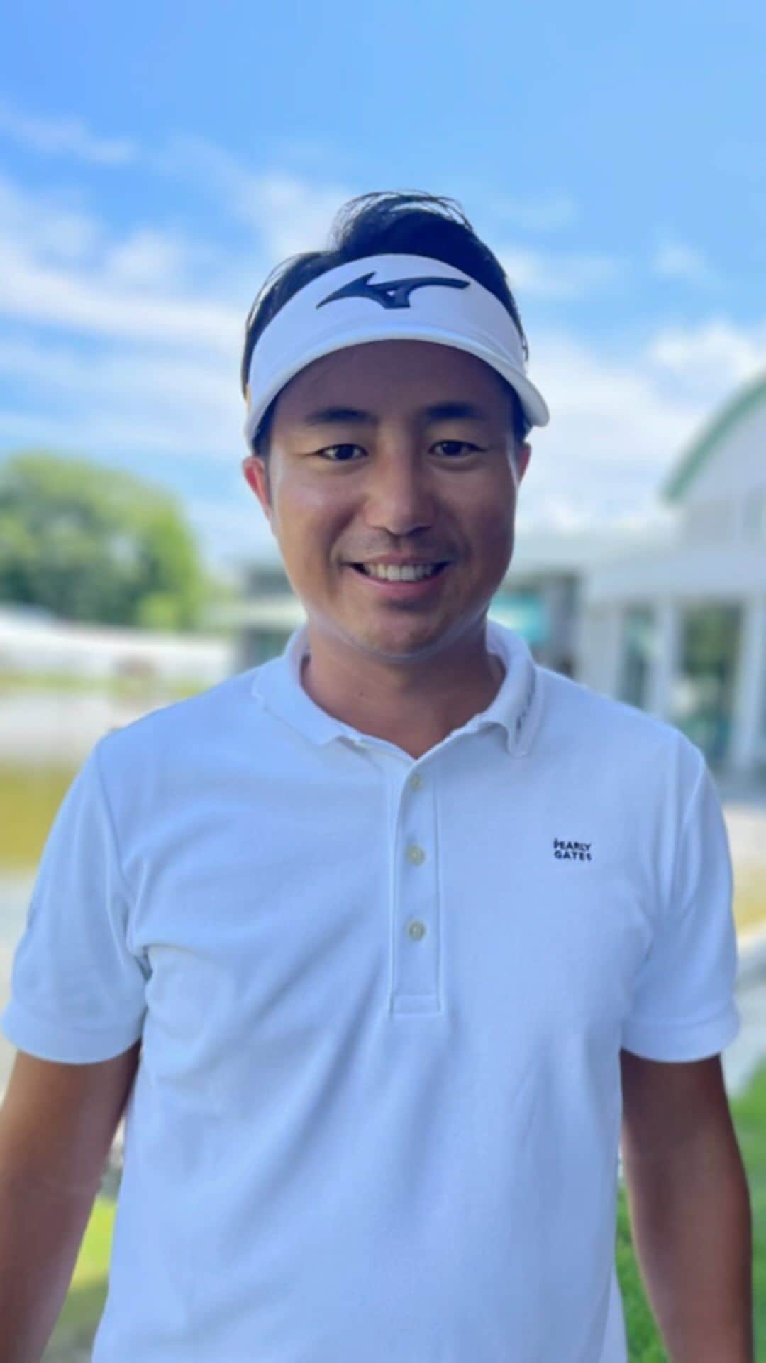  JGTO 男子プロゴルフツアーのインスタグラム：「2日間通算4アンダーの4位タイの小鯛竜也。熱中症対策の決め手は日傘⛱️」