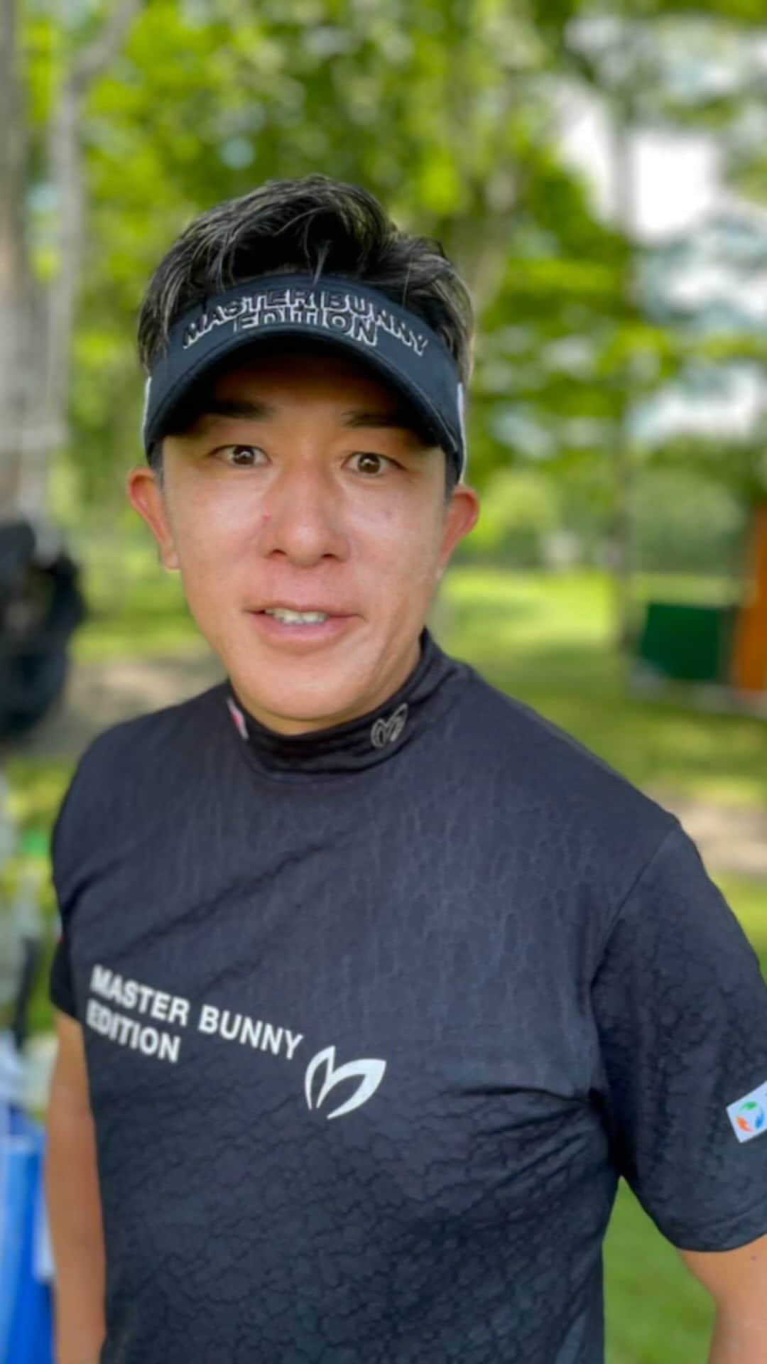  JGTO 男子プロゴルフツアーのインスタグラム：「首位と3打差の4位タイで決勝ラウンドへ！上井邦浩の水筒にはカフェラテが！☕️」