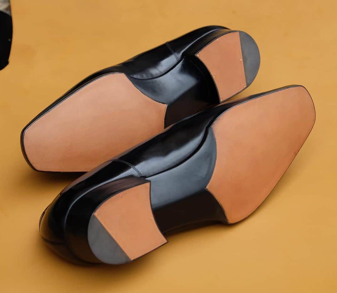 ガジアーノ&ガーリングのインスタグラム：「An example of our signature single oak bark sole…  What’s your favourite sole choice?   #gazianogirling #bespoke #shoes #madeinengland」