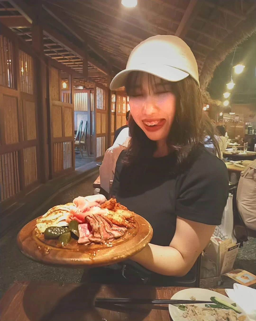 鈴木美南海のインスタグラム：「お肉盛り盛り🍖 やっぱお肉だよね🤤 お肉大好き！！！  #お肉 #お肉大好き  #モンスーンカフェ #舞浜 #舞浜グルメ」