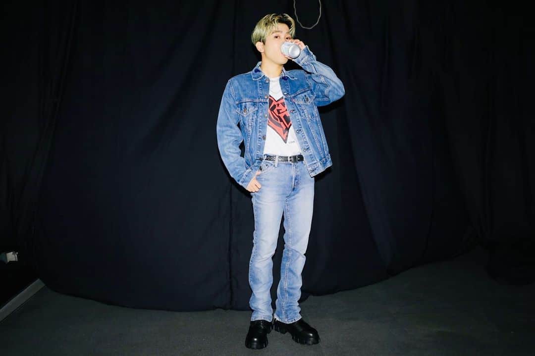 奥田力也のインスタグラム：「この2分後にLIVEしています🫠🧃  #Ricky #本番直前とは思えない写真 #リラックスしていこ #😗」