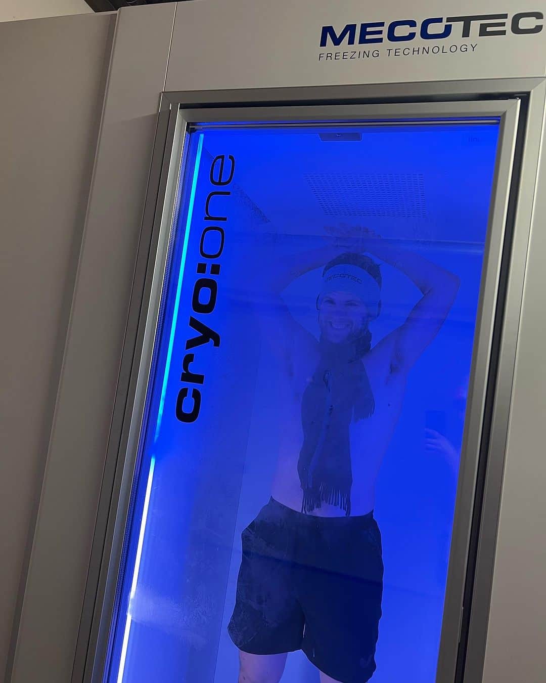 ドミトリ・オフチャロフのインスタグラム：「I am using cryo therapy already for 15 years. Today I am glad to do a whole body treatment after my training for recovery in an electrically operated cold chamber by @mecotec_freezing_technology #Lifeisbetterwithcryo #cryotherapy」
