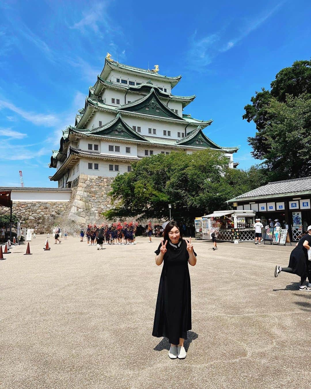 あいすけのインスタグラム：「圧巻の名古屋城‎！名古屋の太陽を全身で吸収する黒い服。わかってる。私がいけない。 #アイスコーヒー2#かき氷1#ソフトクリーム1#生ビール6#水覚えてない #水分補給」