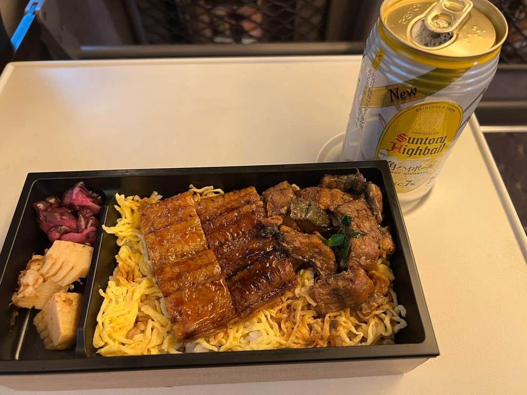 斎藤ノブのインスタグラム：「＃新幹線 #京都の鰻弁当限定 #ハイボール  @nobu.saito」