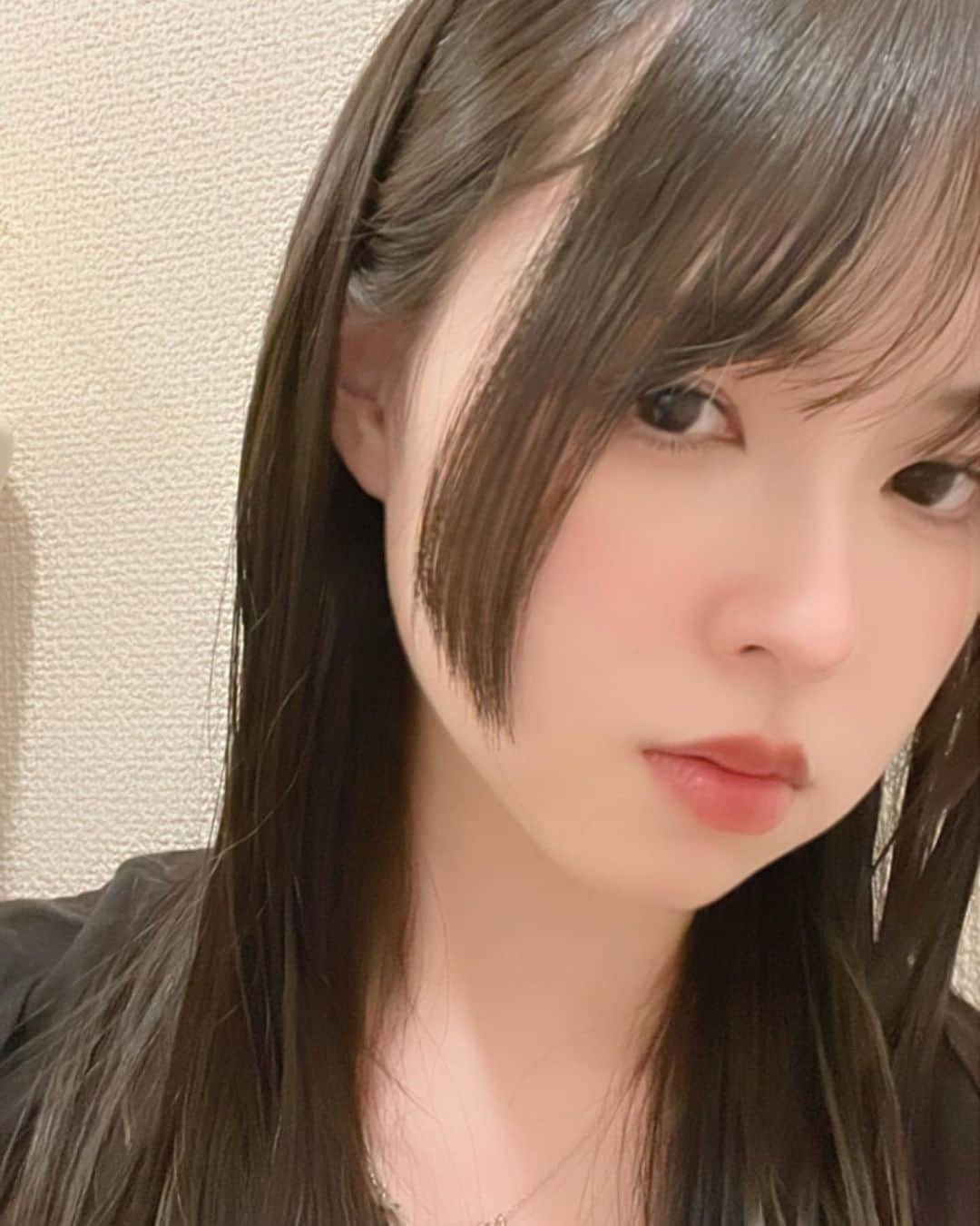 大曲李佳のインスタグラム：「👸🏻✂️🫧✨  ちょっとだけ姫カットにしました💇🏻‍♀️ もうちょっと量足せばよかったかなって思ってるけどお気に入りです🫐🩵  .」